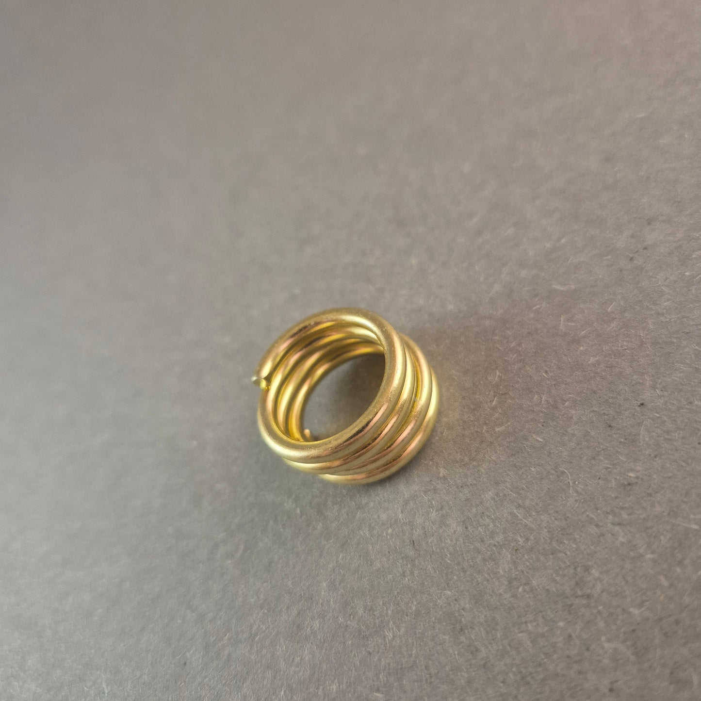 Vergoldeter Spiralring – Modernes Design mit einzigartiger Form