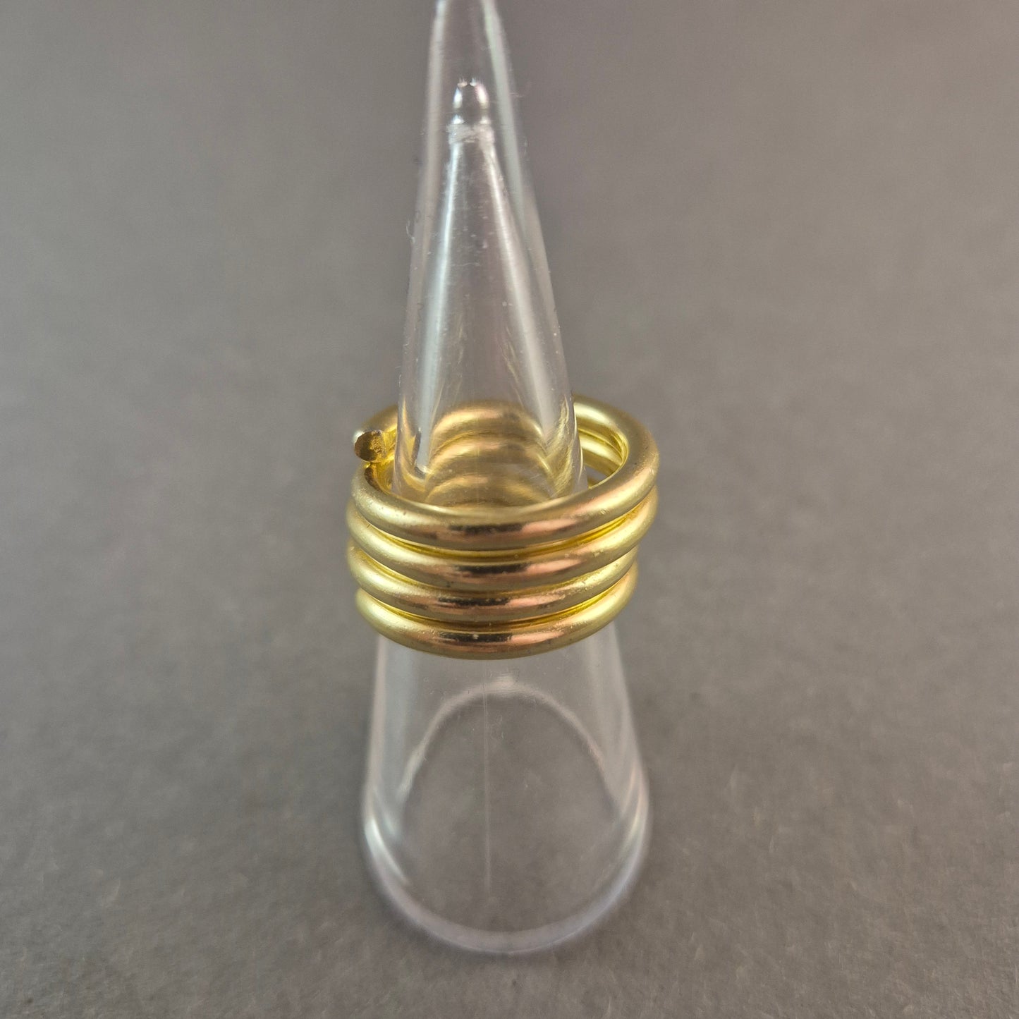 Vergoldeter Spiralring – Modernes Design mit einzigartiger Form