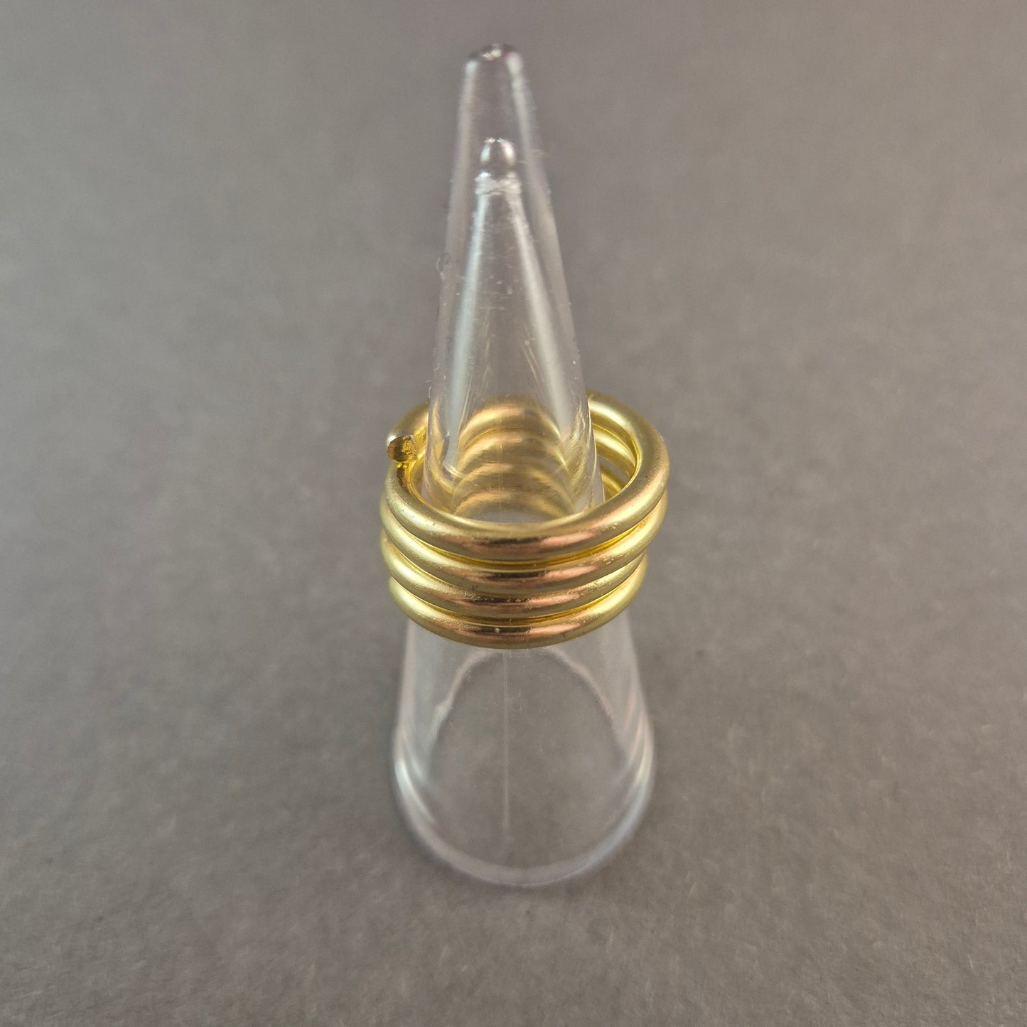 Vergoldeter Spiralring – Modernes Design mit einzigartiger Form