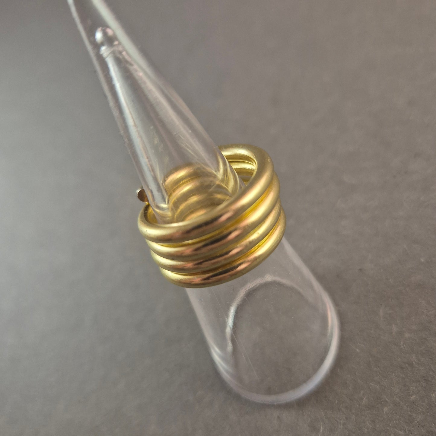 Vergoldeter Spiralring – Modernes Design mit einzigartiger Form