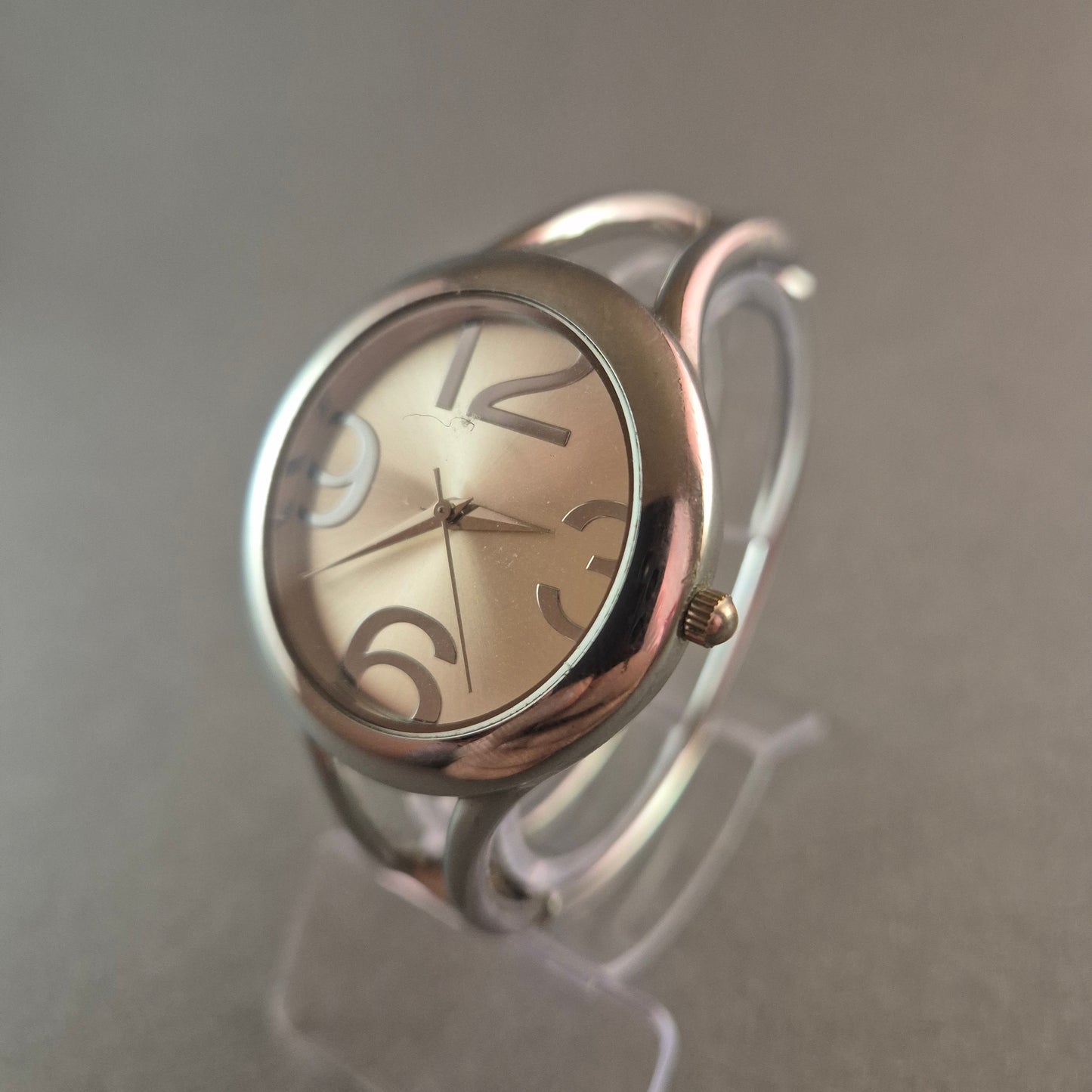 Stilvolle Bijou Brigitte Damenarmbanduhr – Offenes Bangle-Design in Silber