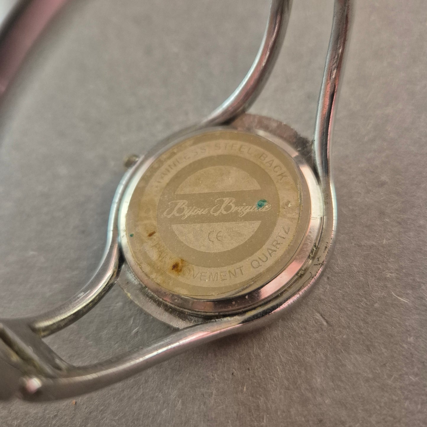 Stilvolle Bijou Brigitte Damenarmbanduhr – Offenes Bangle-Design in Silber