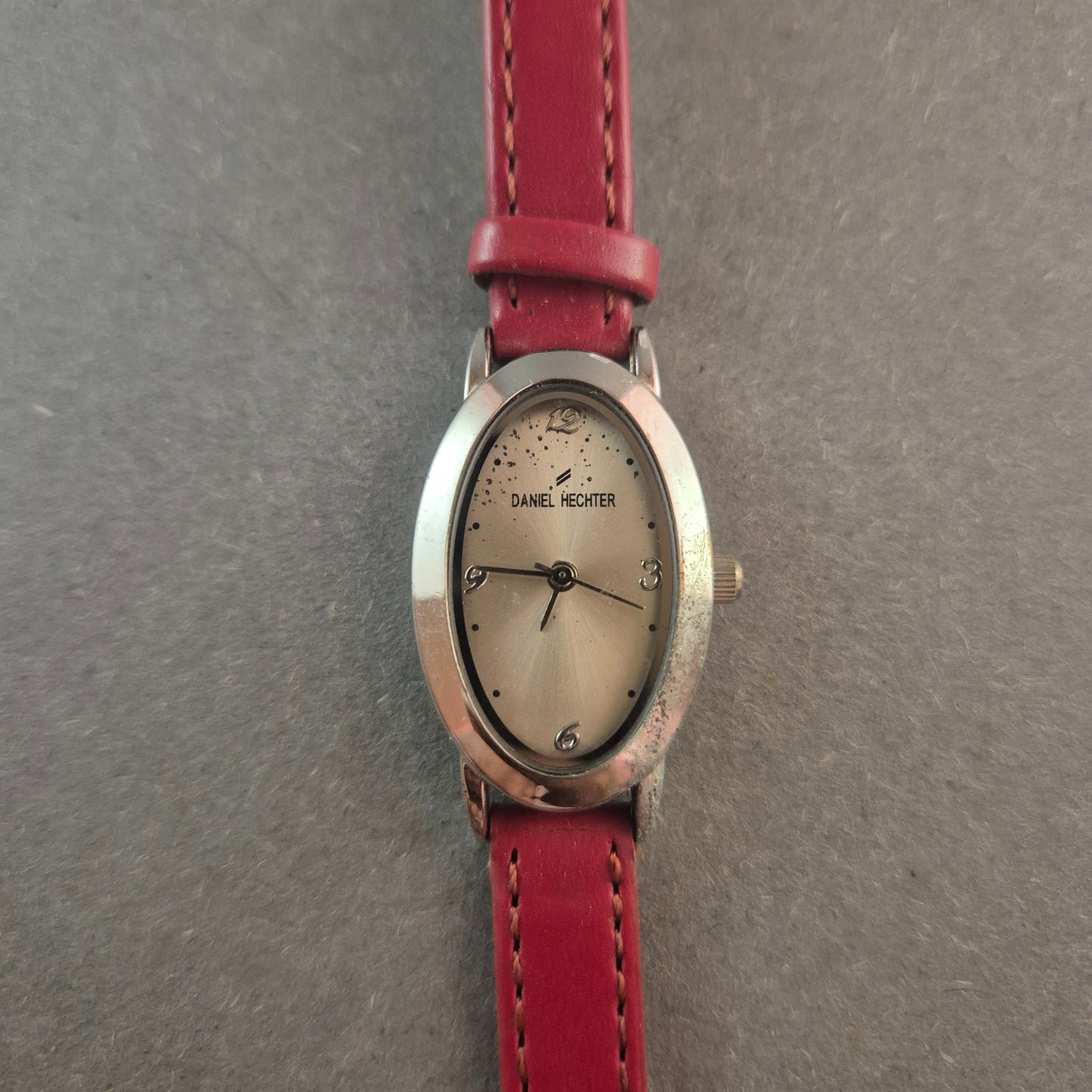 Daniel Hechter Damenuhr – Elegantes Design mit rotem Lederarmband