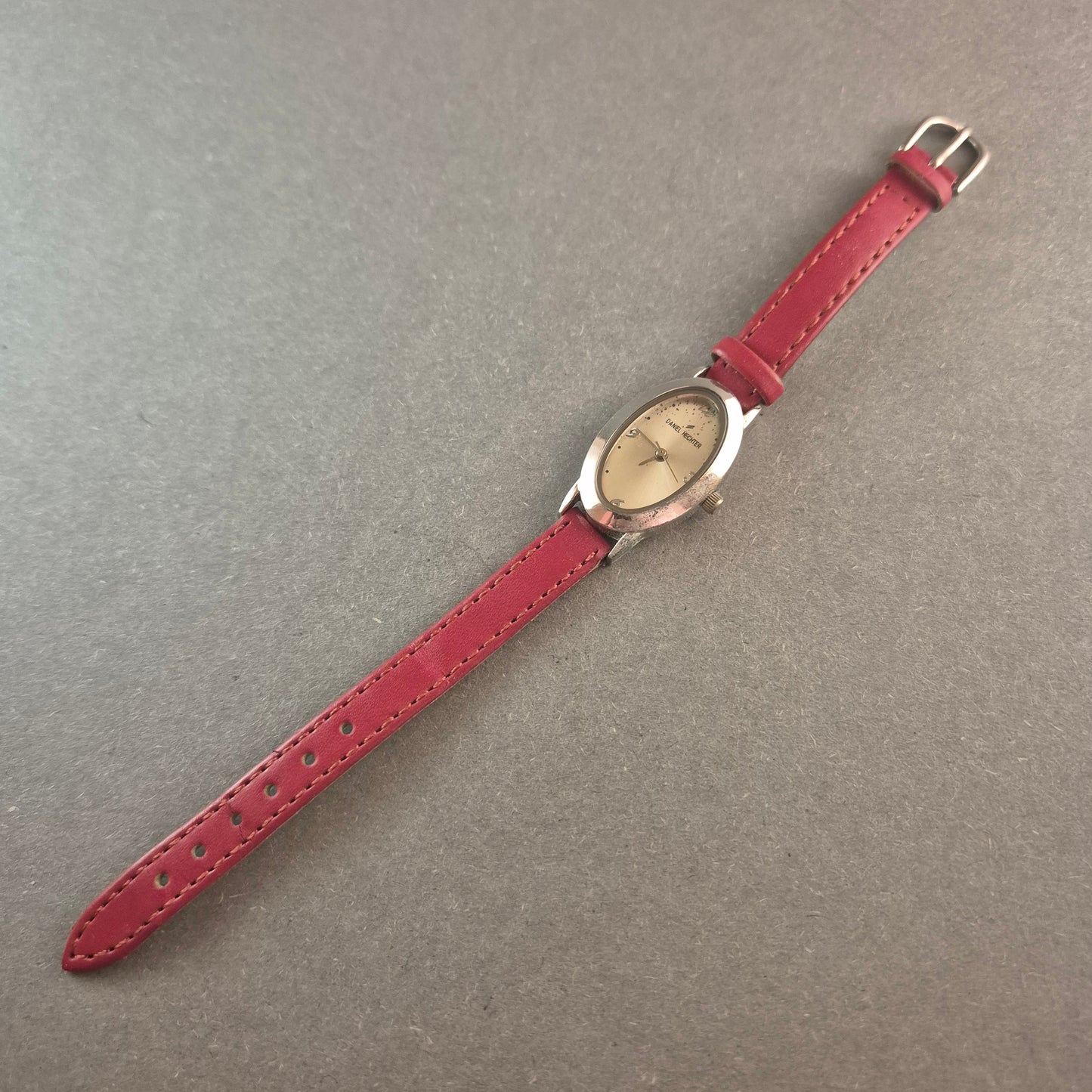 Daniel Hechter Damenuhr – Elegantes Design mit rotem Lederarmband