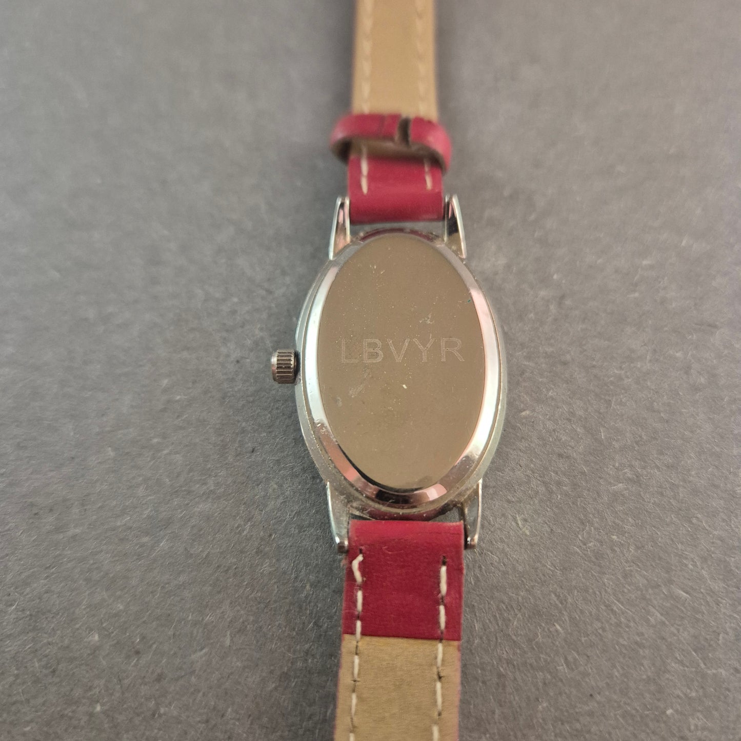 Daniel Hechter Damenuhr – Elegantes Design mit rotem Lederarmband