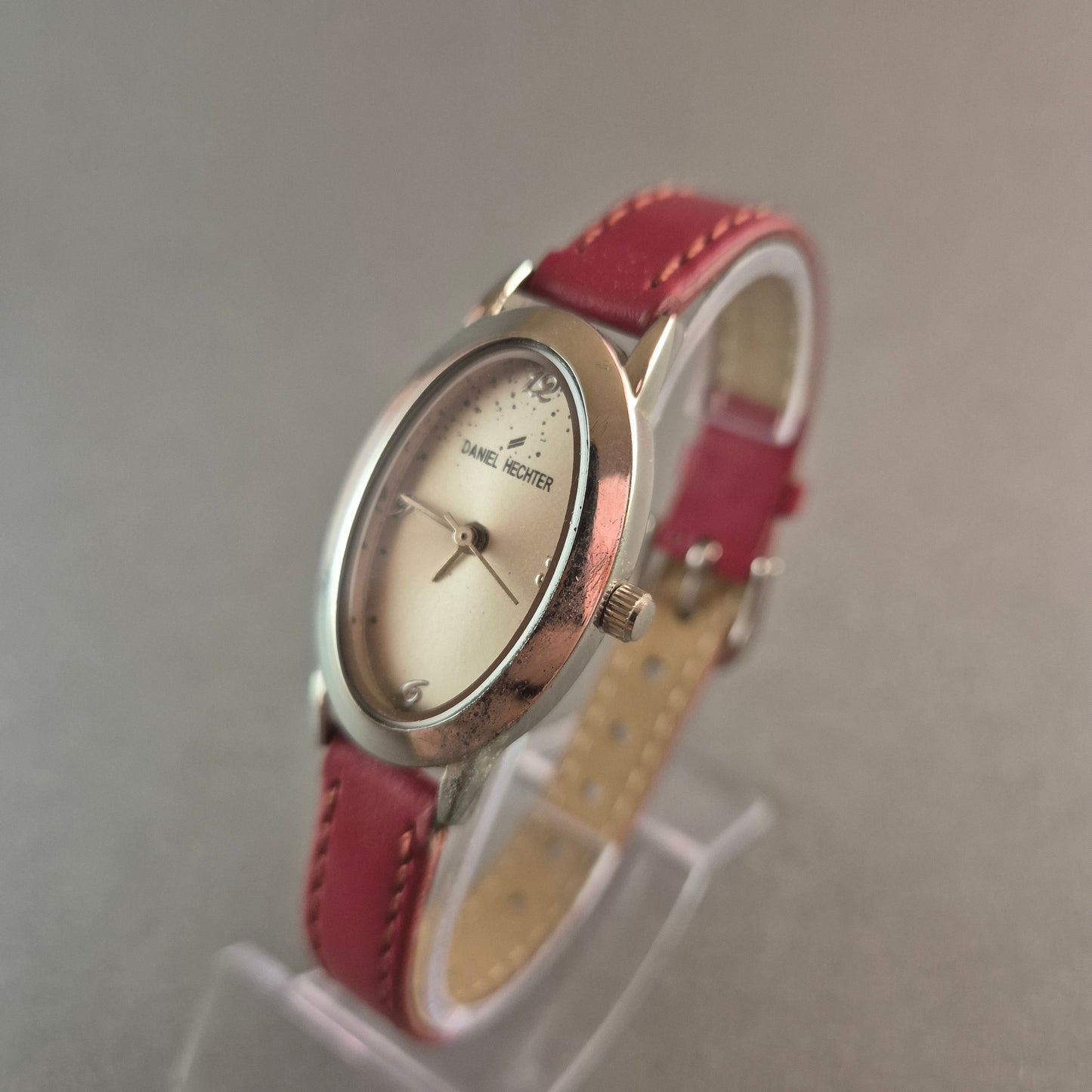 Daniel Hechter Damenuhr – Elegantes Design mit rotem Lederarmband