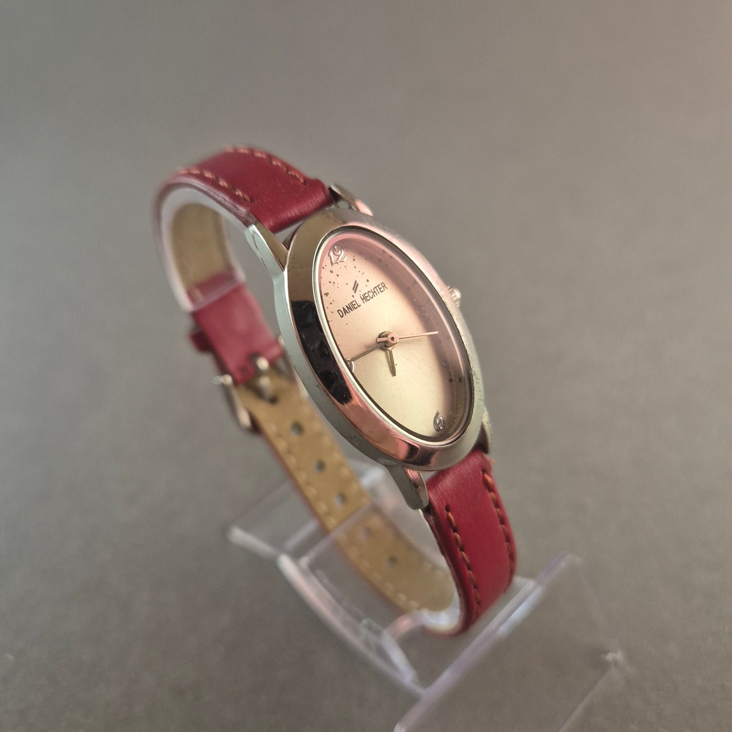 Daniel Hechter Damenuhr – Elegantes Design mit rotem Lederarmband