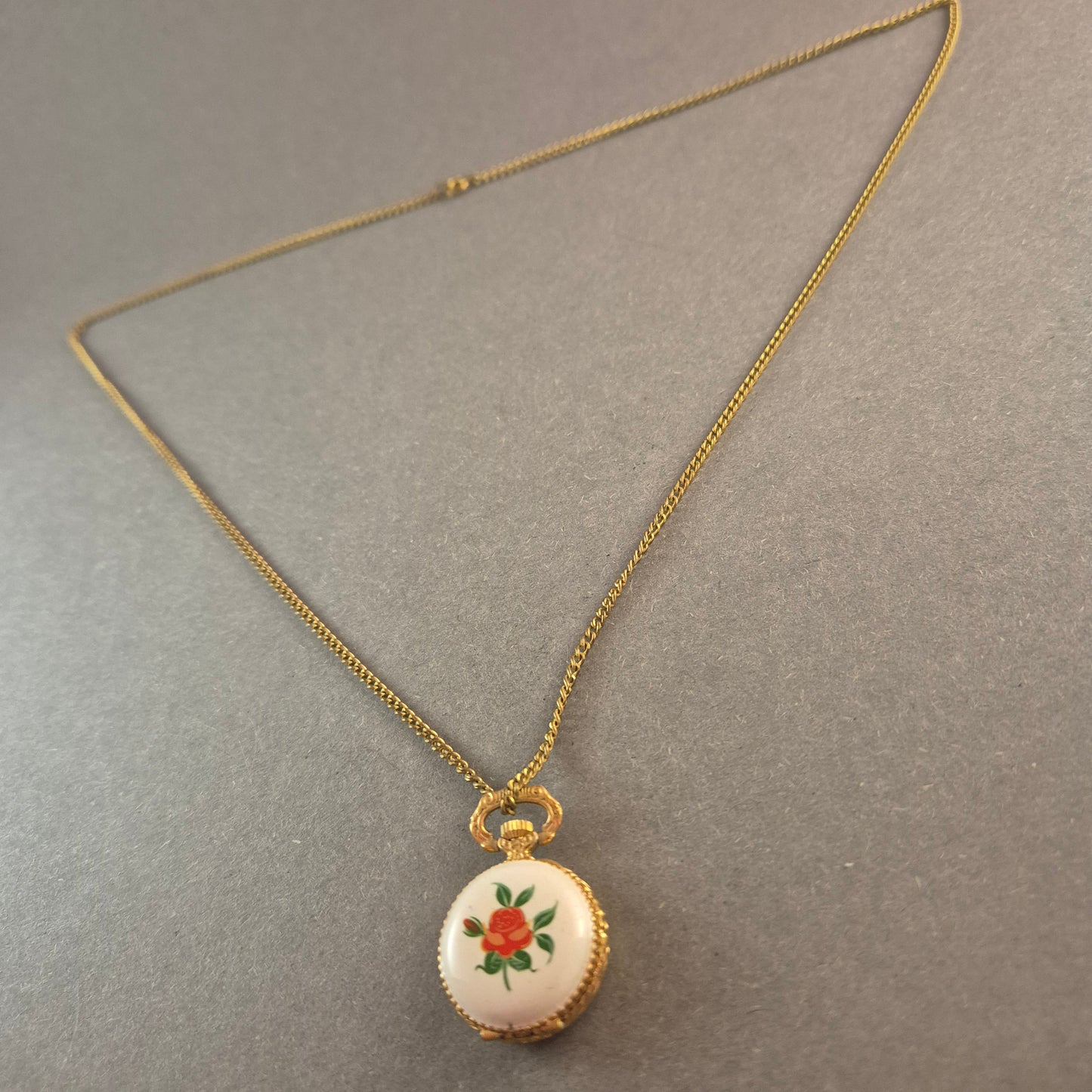Antike Halsketten-Taschenuhr – Vergoldetes Design mit Rosenmotiv