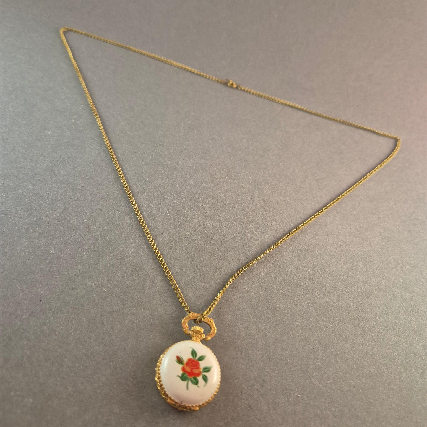 Antike Halsketten-Taschenuhr – Vergoldetes Design mit Rosenmotiv
