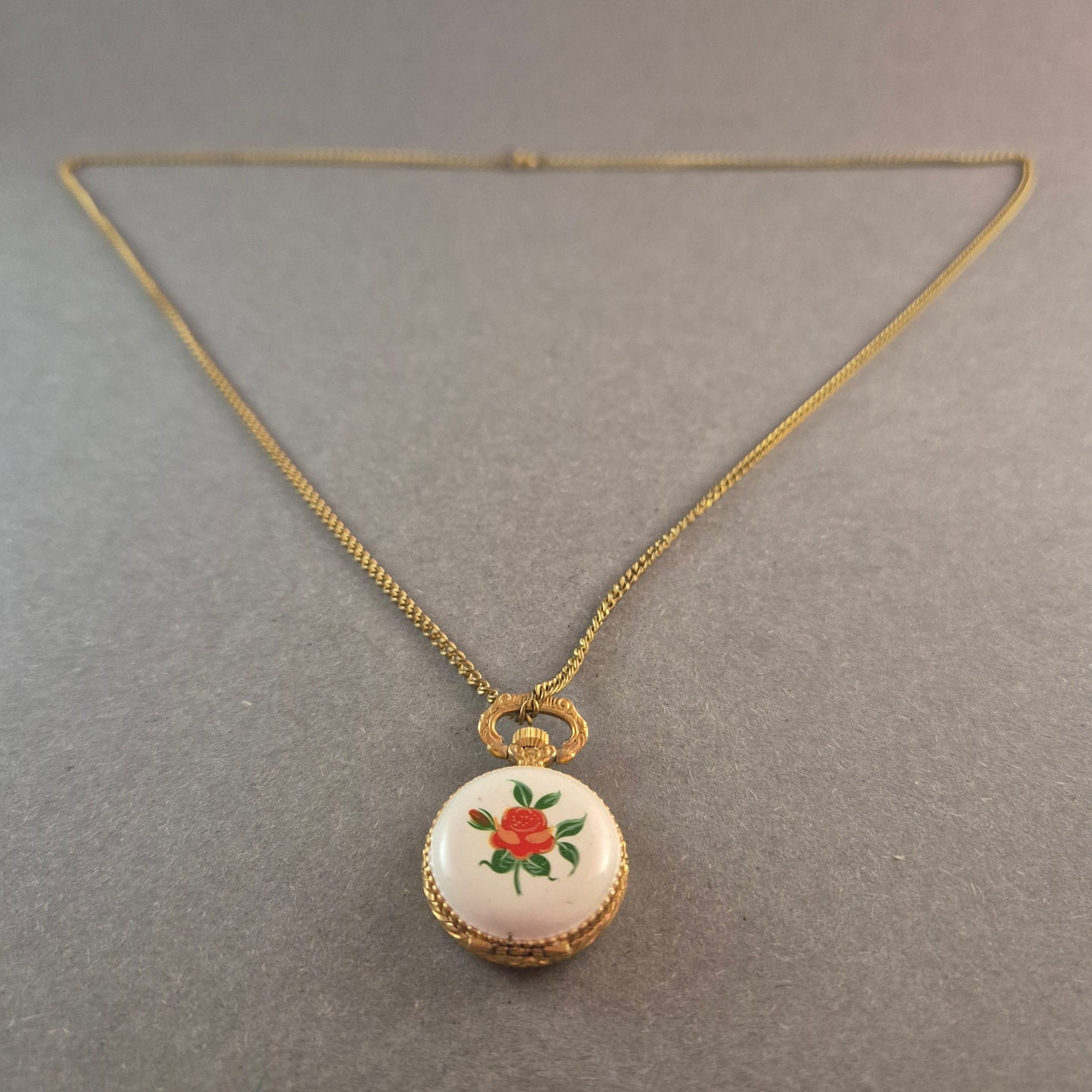 Antike Halsketten-Taschenuhr – Vergoldetes Design mit Rosenmotiv