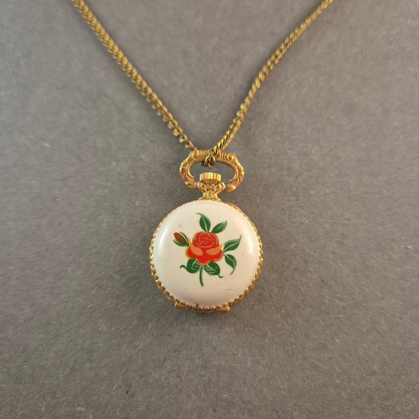 Antike Halsketten-Taschenuhr – Vergoldetes Design mit Rosenmotiv