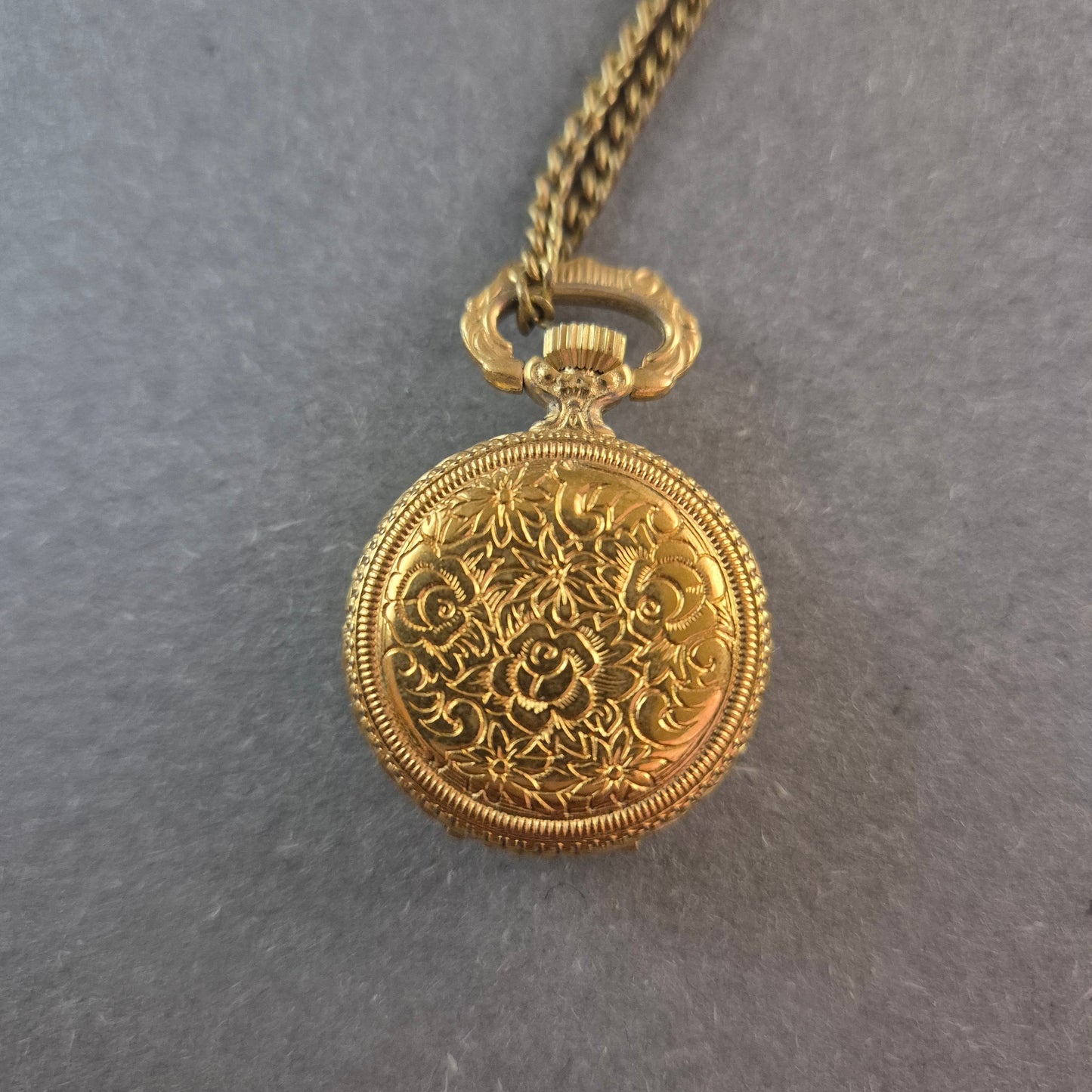 Antike Halsketten-Taschenuhr – Vergoldetes Design mit Rosenmotiv