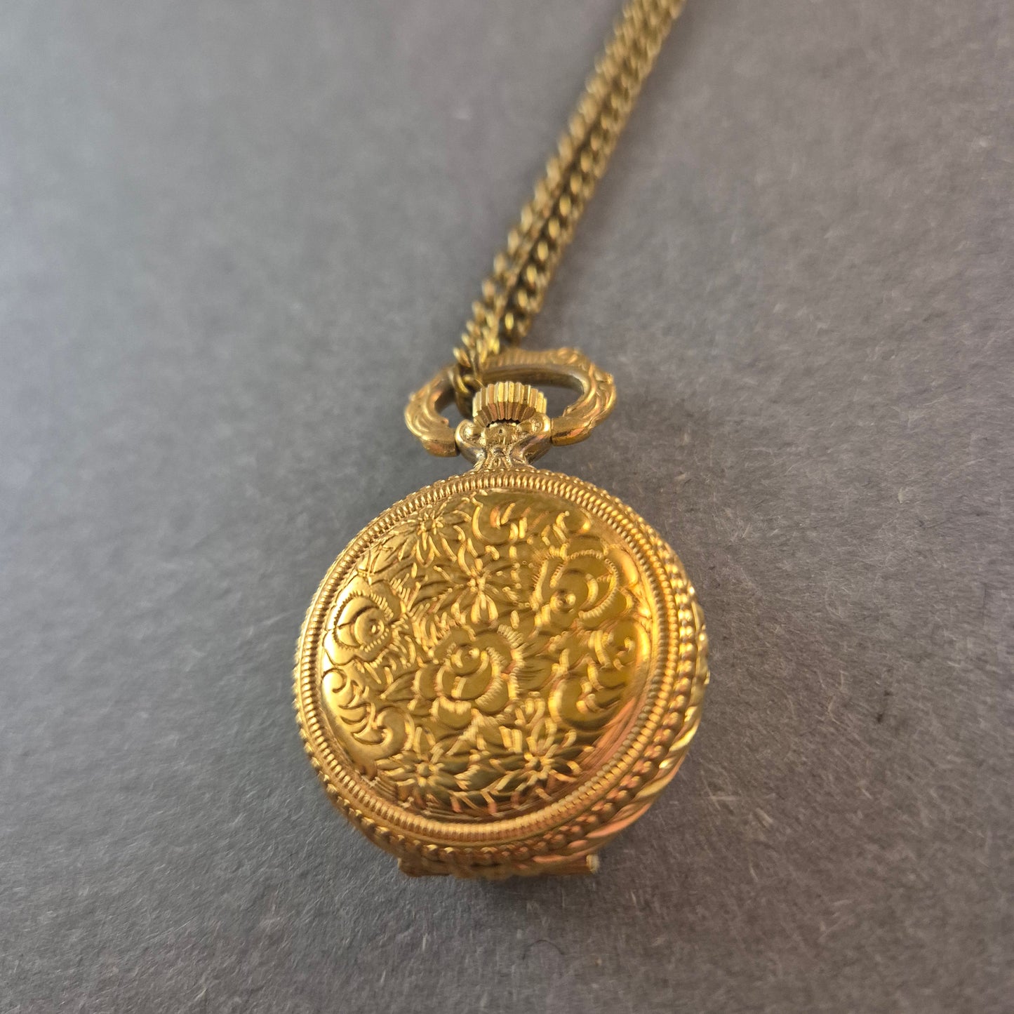 Antike Halsketten-Taschenuhr – Vergoldetes Design mit Rosenmotiv