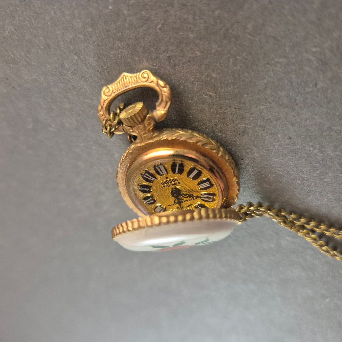 Antike Halsketten-Taschenuhr – Vergoldetes Design mit Rosenmotiv