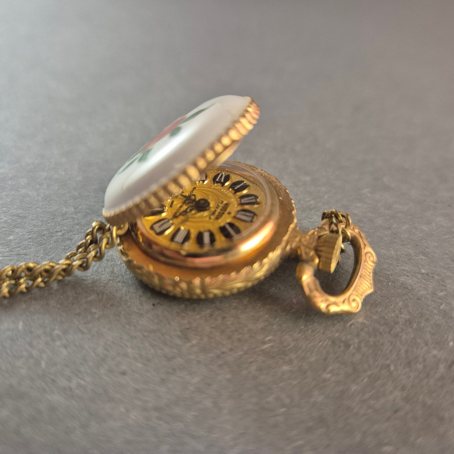 Antike Halsketten-Taschenuhr – Vergoldetes Design mit Rosenmotiv