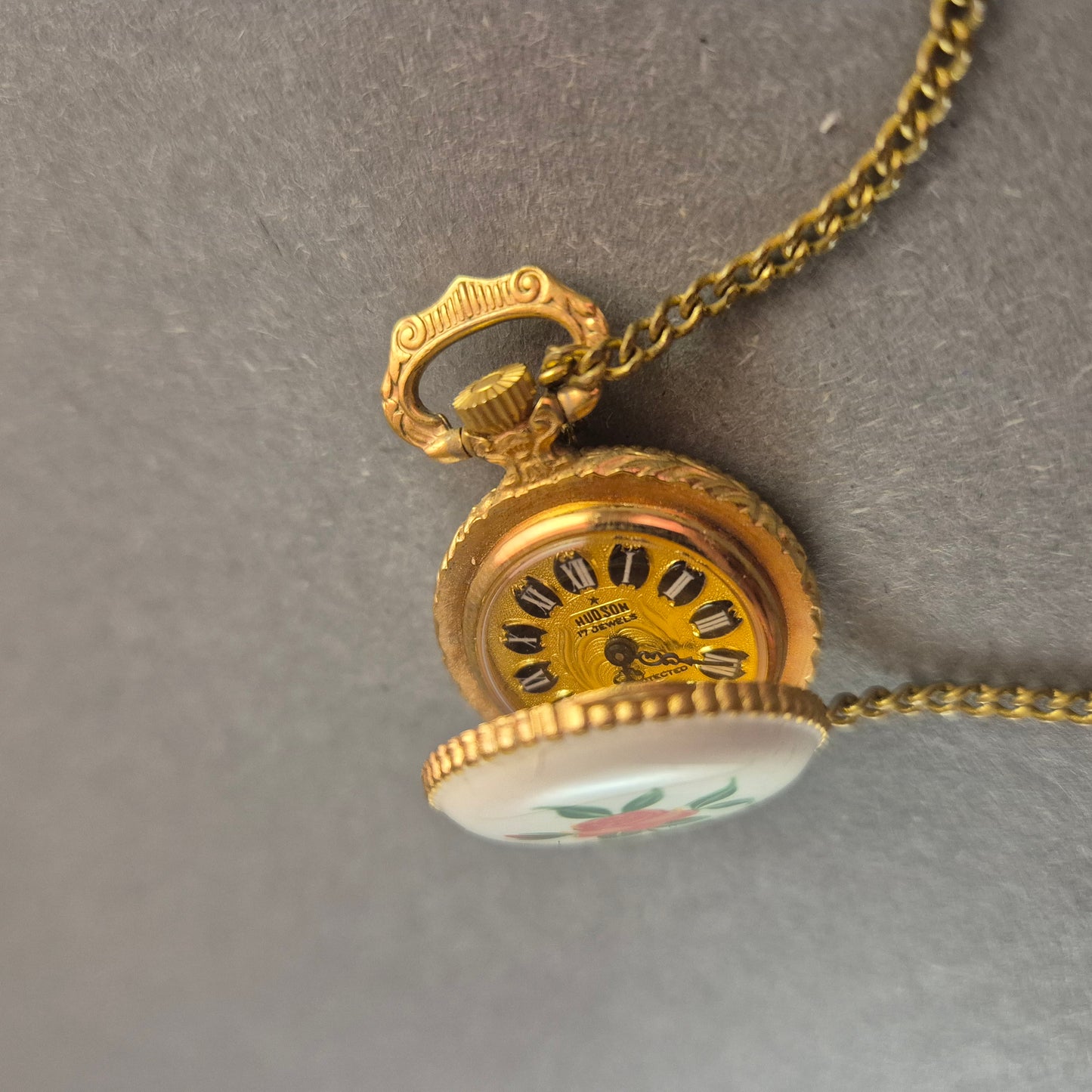 Antike Halsketten-Taschenuhr – Vergoldetes Design mit Rosenmotiv