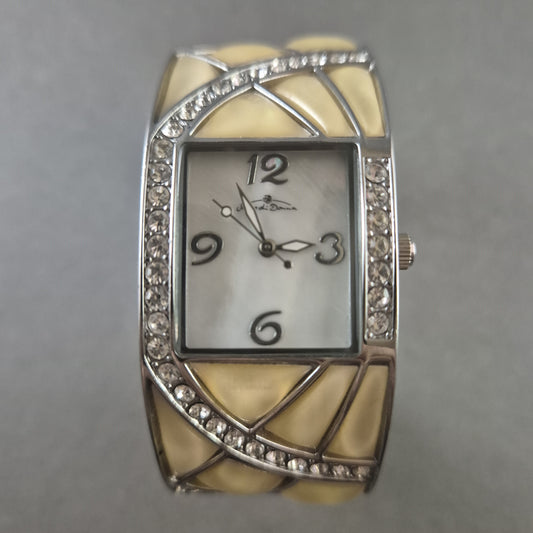 Jacques du Manoir Damenarmbanduhr – Glamouröses Design mit Strassbesatz