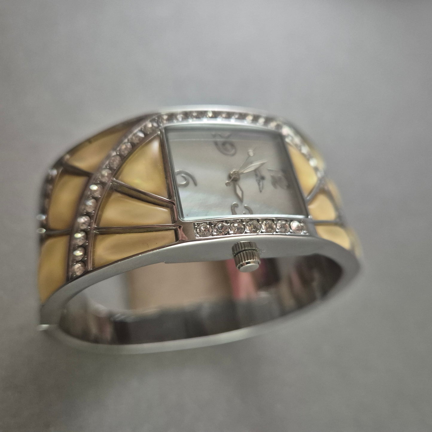 Jacques du Manoir Damenarmbanduhr – Glamouröses Design mit Strassbesatz