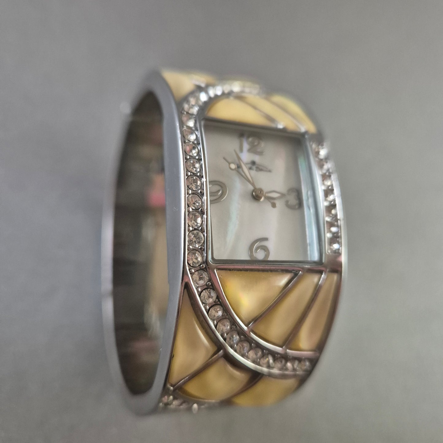 Jacques du Manoir Damenarmbanduhr – Glamouröses Design mit Strassbesatz