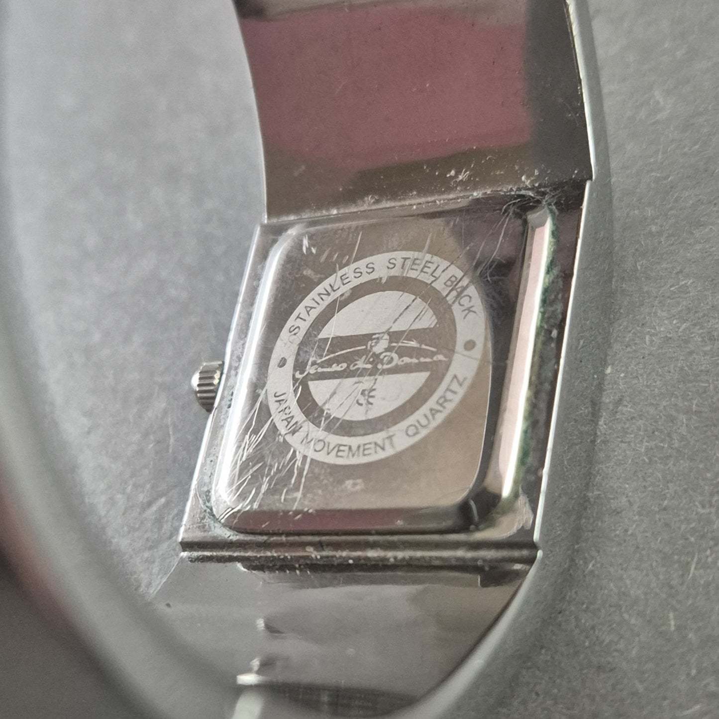 Jacques du Manoir Damenarmbanduhr – Glamouröses Design mit Strassbesatz