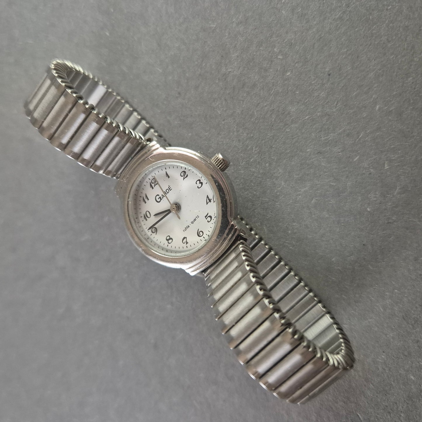 Garde Damenarmbanduhr – Klassisches Design mit flexiblem Edelstahlarmband