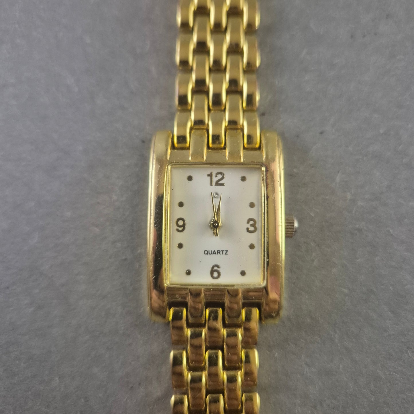 Eternal Love Damenarmbanduhr – Vergoldetes Design mit rechteckigem Zifferblatt