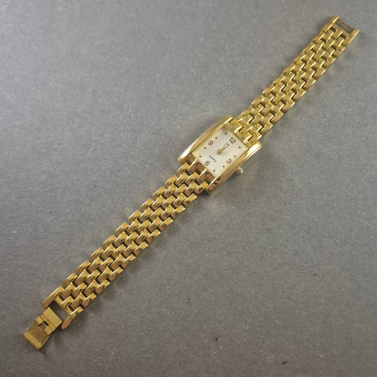 Eternal Love Damenarmbanduhr – Vergoldetes Design mit rechteckigem Zifferblatt