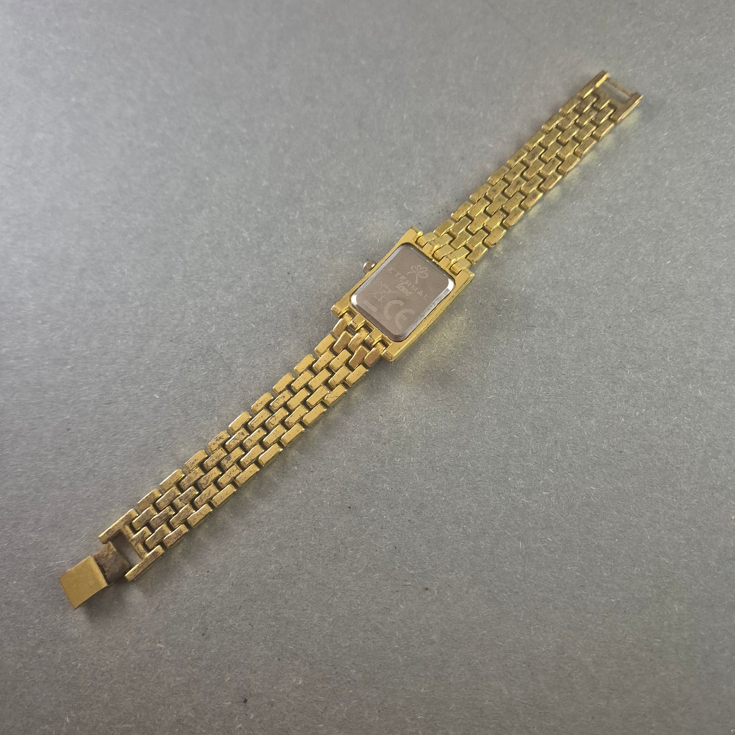 Eternal Love Damenarmbanduhr – Vergoldetes Design mit rechteckigem Zifferblatt