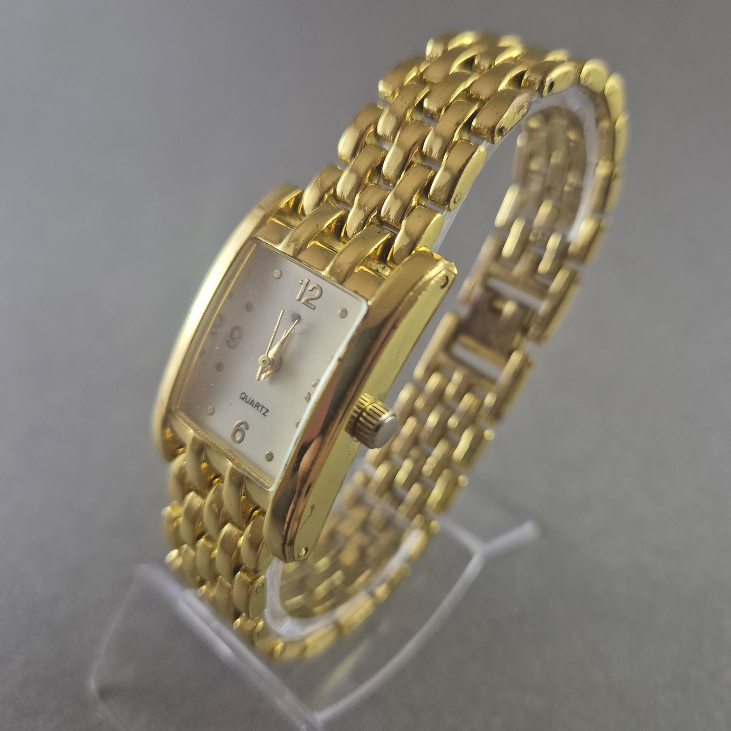 Eternal Love Damenarmbanduhr – Vergoldetes Design mit rechteckigem Zifferblatt