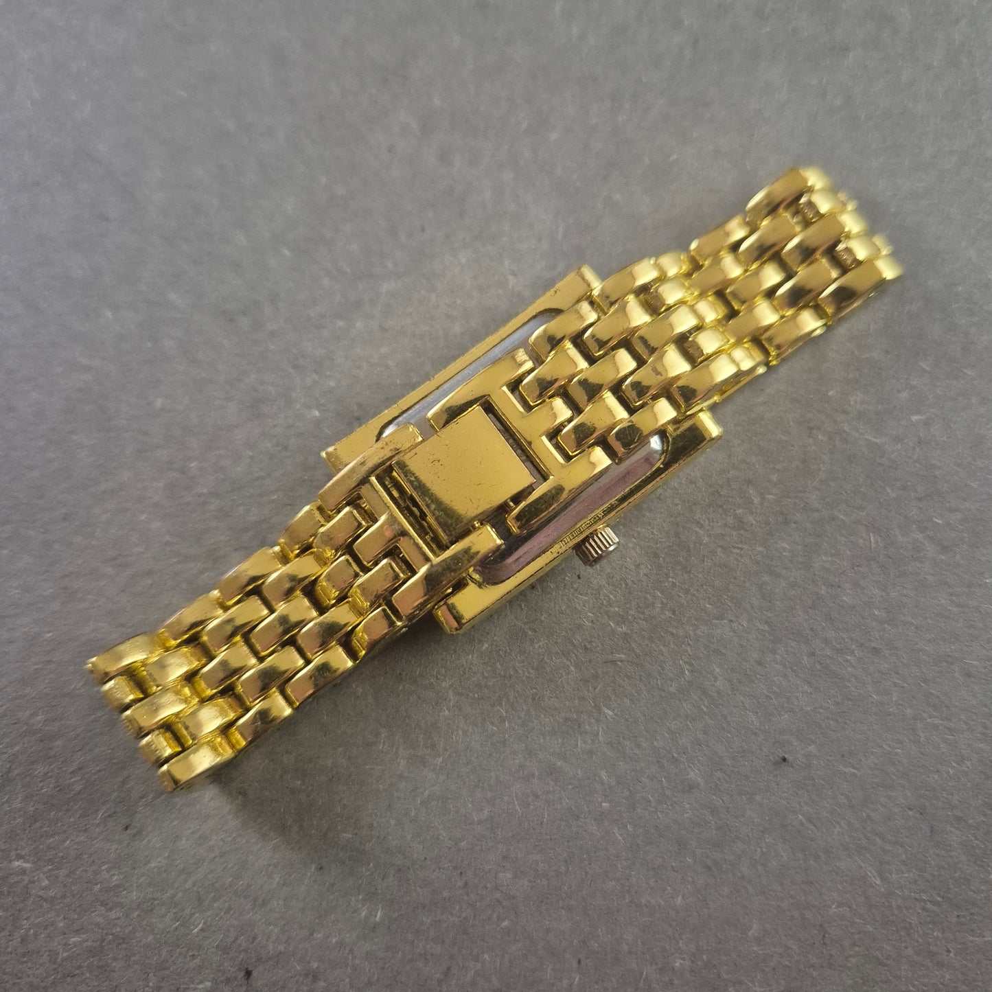 Eternal Love Damenarmbanduhr – Vergoldetes Design mit rechteckigem Zifferblatt