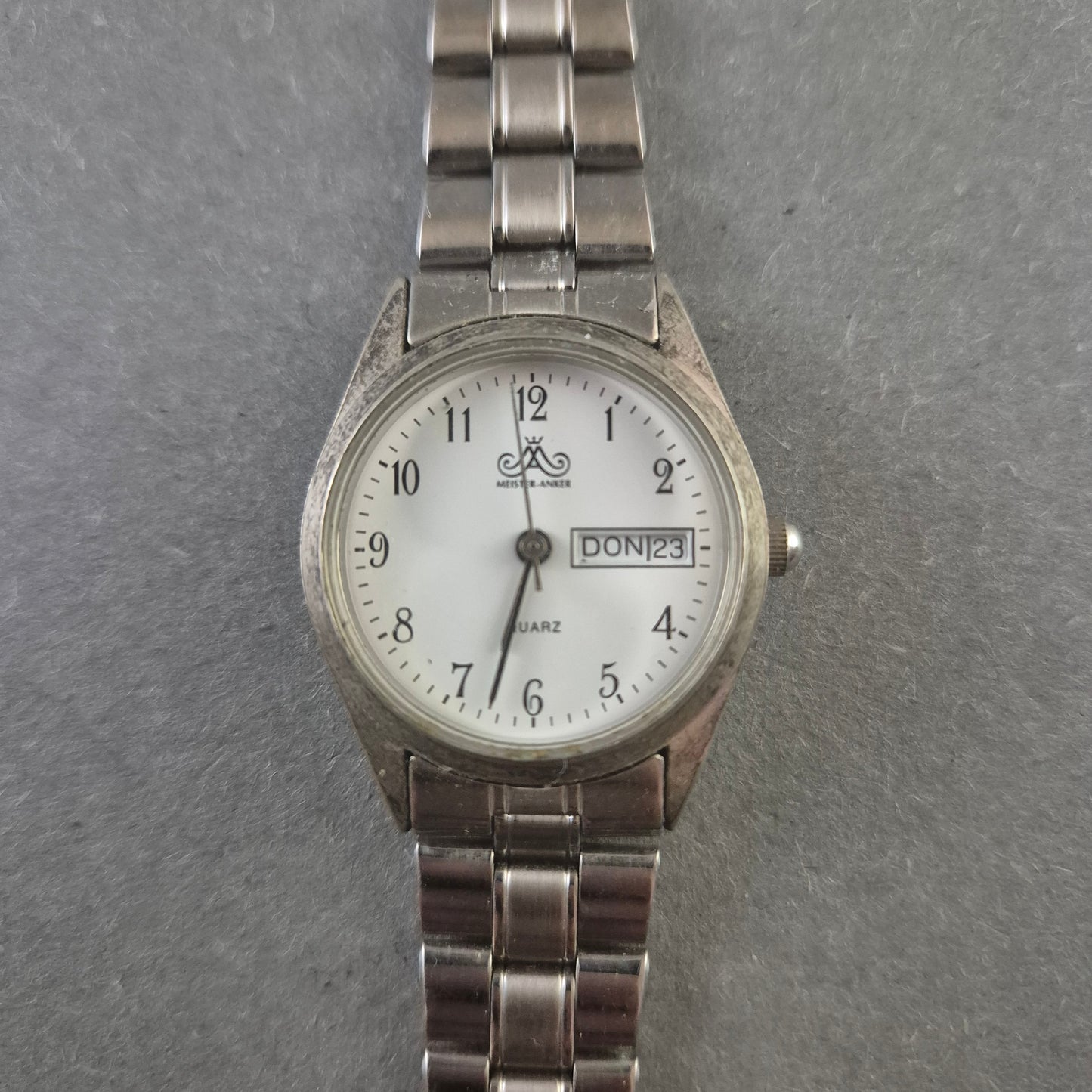 Meister Anker Herrenarmbanduhr – Klassisches Design mit Tagesanzeige