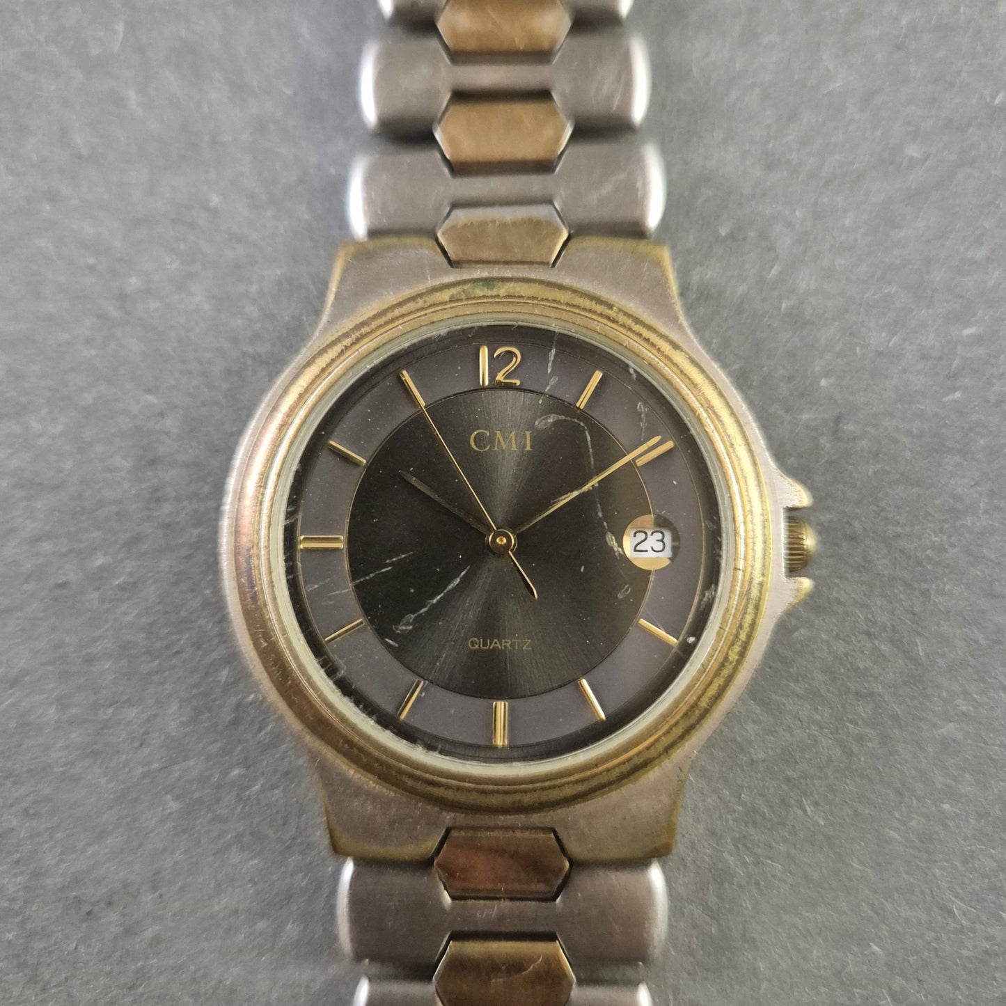 Klassische CMI Armbanduhr – Elegantes Design mit Datumsanzeige