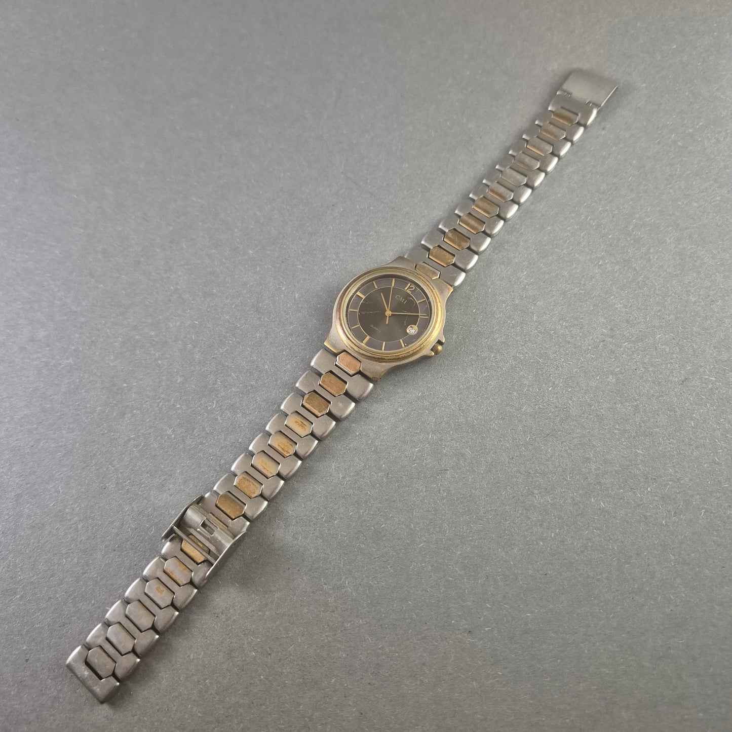 Klassische CMI Armbanduhr – Elegantes Design mit Datumsanzeige