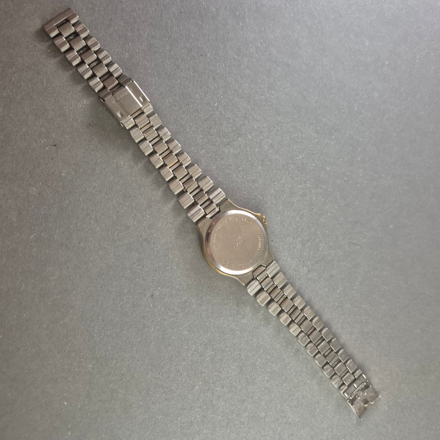 Klassische CMI Armbanduhr – Elegantes Design mit Datumsanzeige