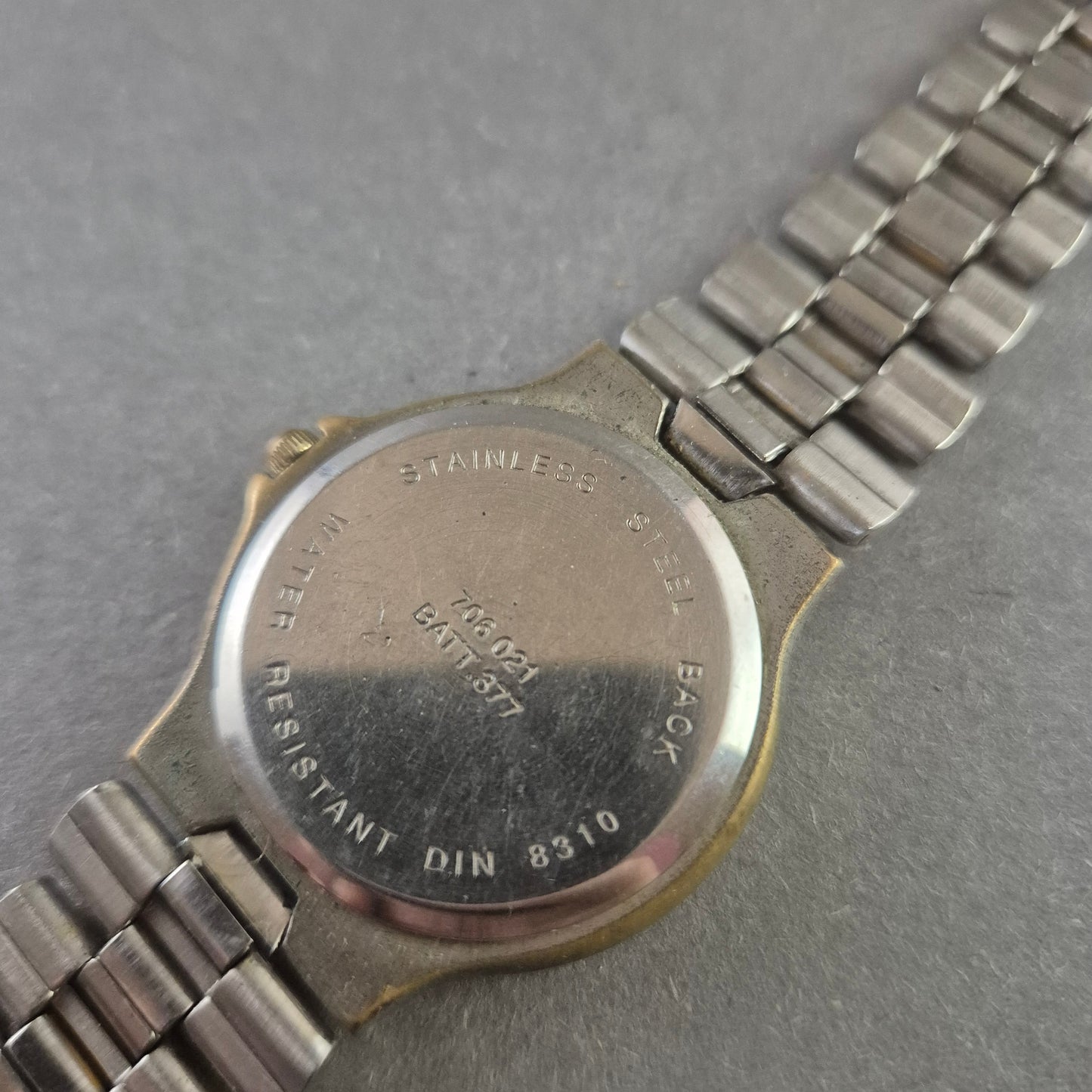 Klassische CMI Armbanduhr – Elegantes Design mit Datumsanzeige