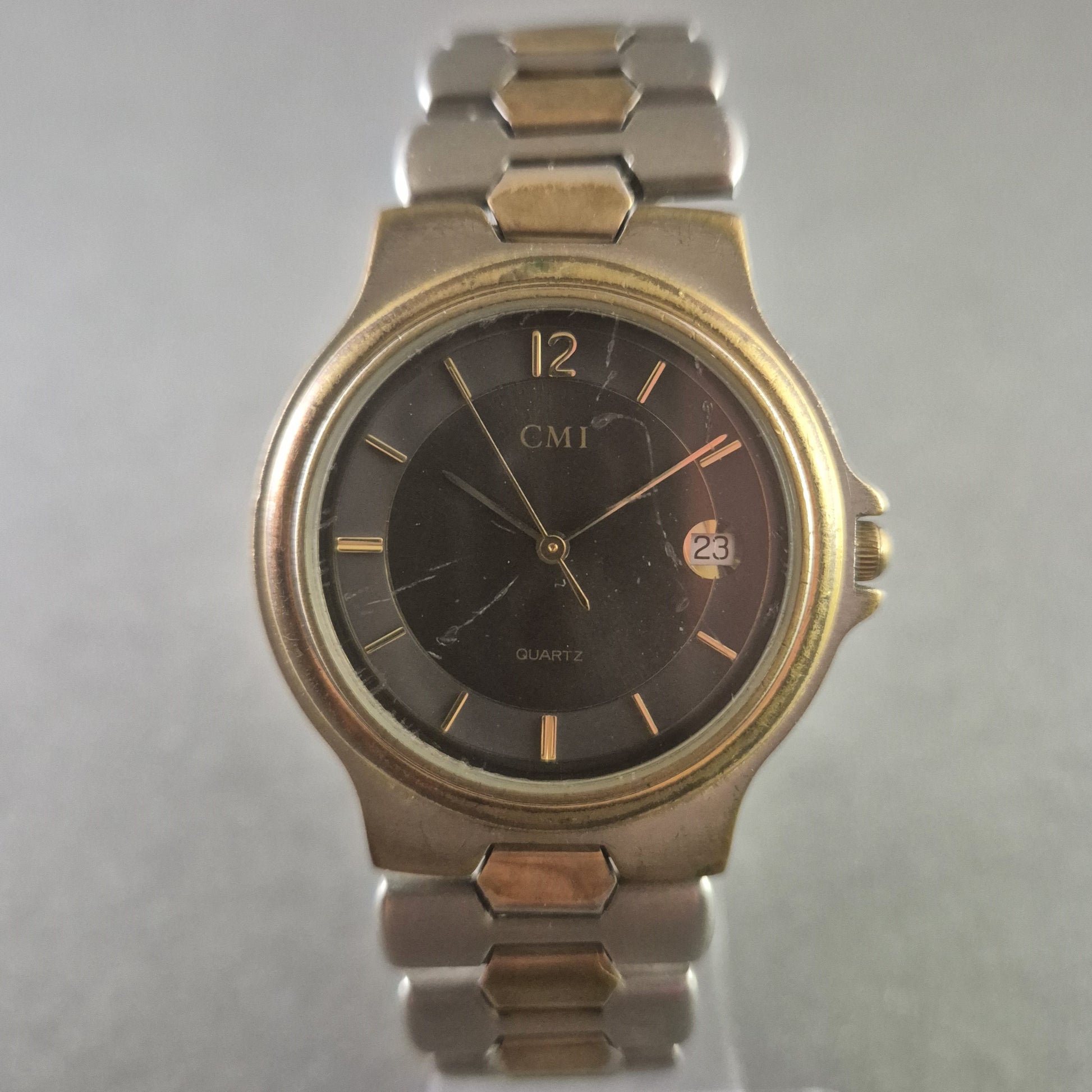 Klassische CMI Armbanduhr – Elegantes Design mit Datumsanzeige