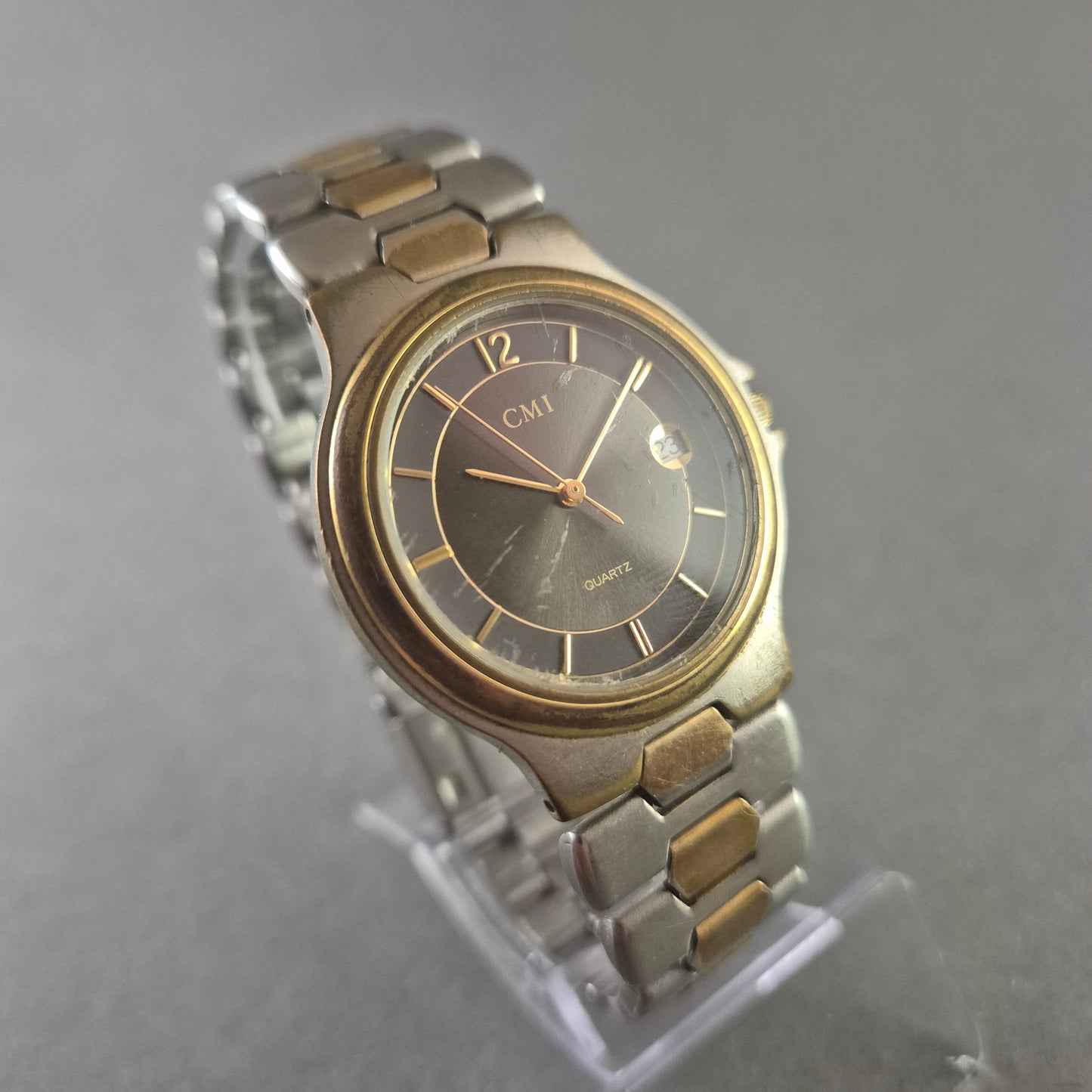 Klassische CMI Armbanduhr – Elegantes Design mit Datumsanzeige