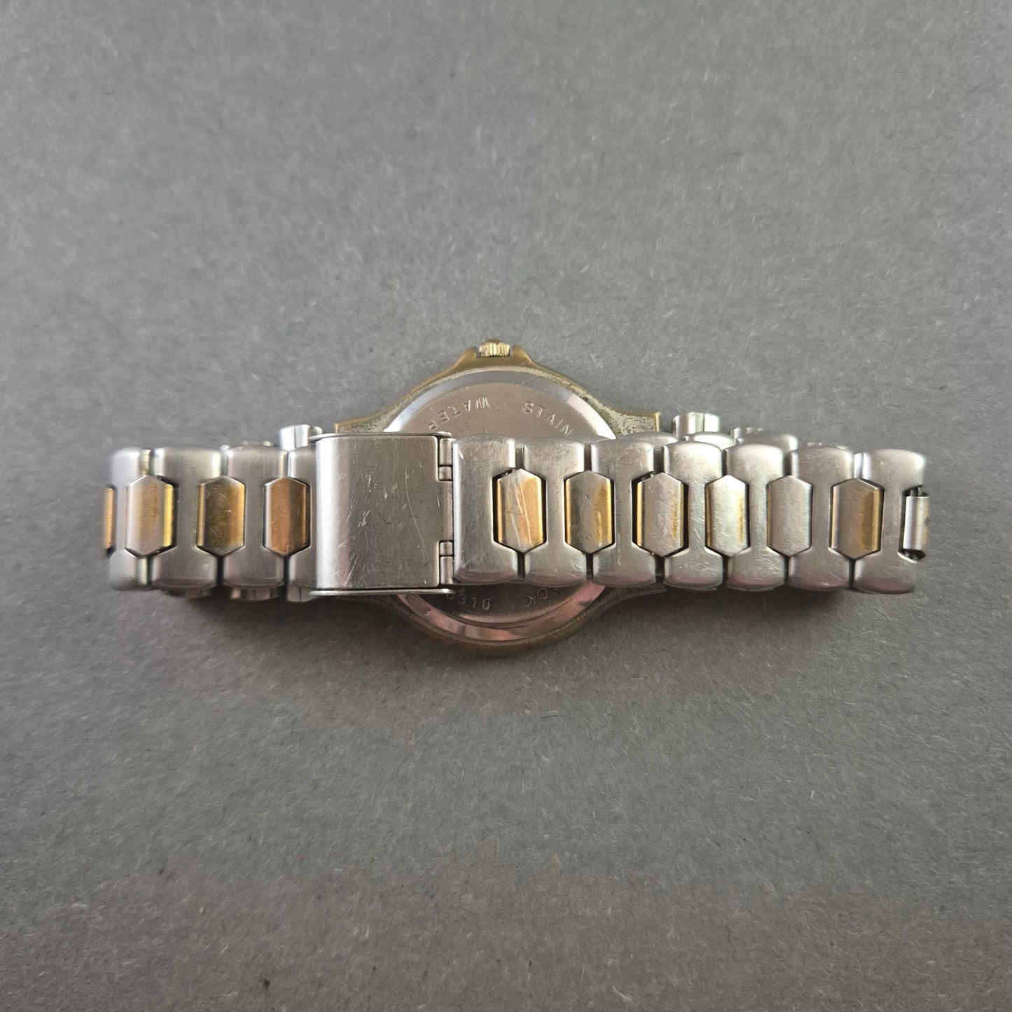 Klassische CMI Armbanduhr – Elegantes Design mit Datumsanzeige