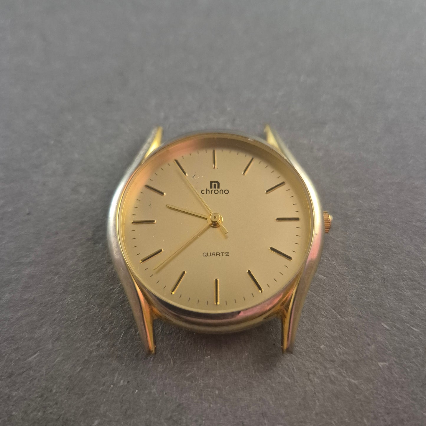 Chrono Armbanduhr – Minimalistisches Design in Goldoptik