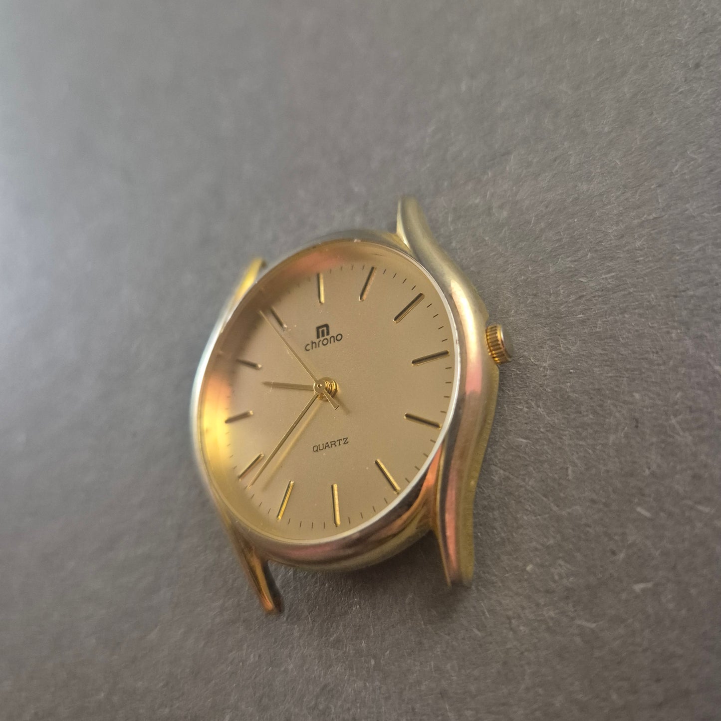 Chrono Armbanduhr – Minimalistisches Design in Goldoptik