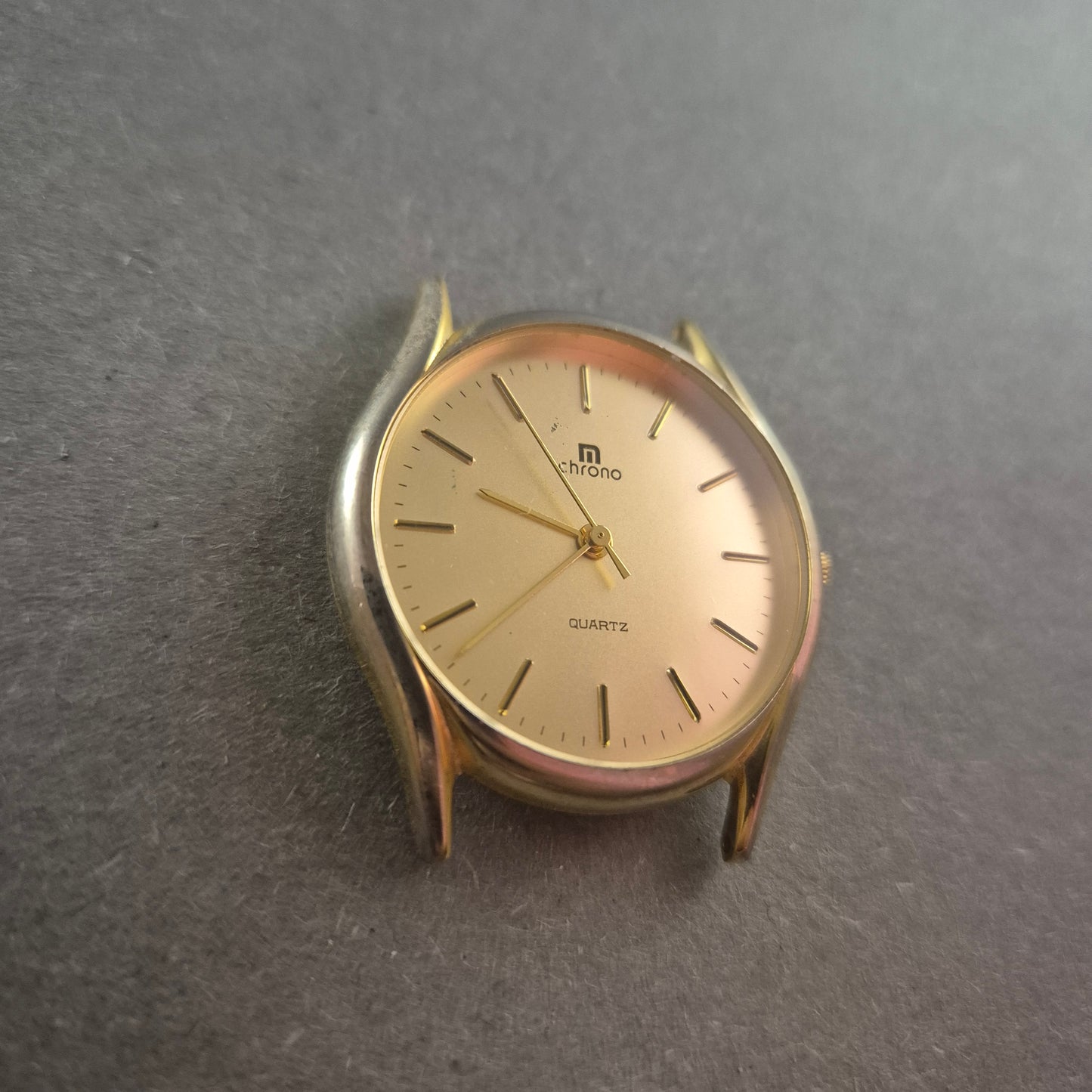 Chrono Armbanduhr – Minimalistisches Design in Goldoptik