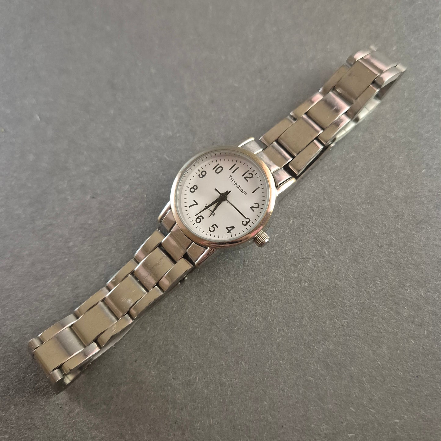 Trend-Design Armbanduhr – Klassisches Design mit Edelstahlarmband