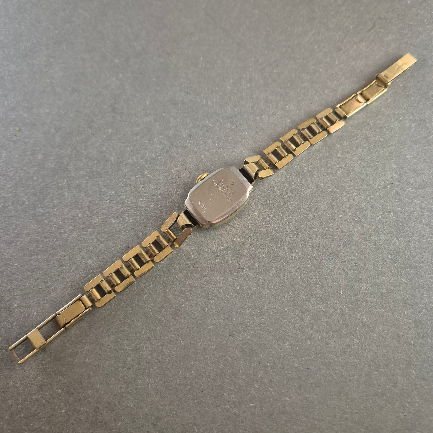 Zentra Vintage Armbanduhr – Elegantes Design mit 15 Rubis Werk