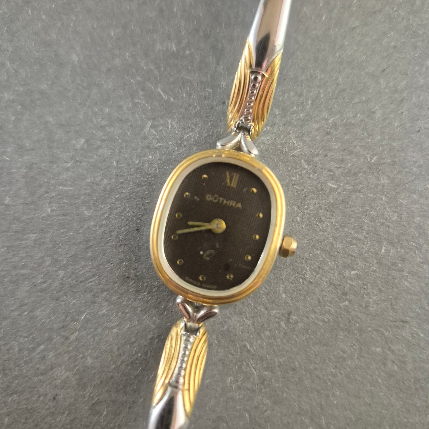 Elegante Guthra Damenarmbanduhr – Klassischer Vintage-Charme