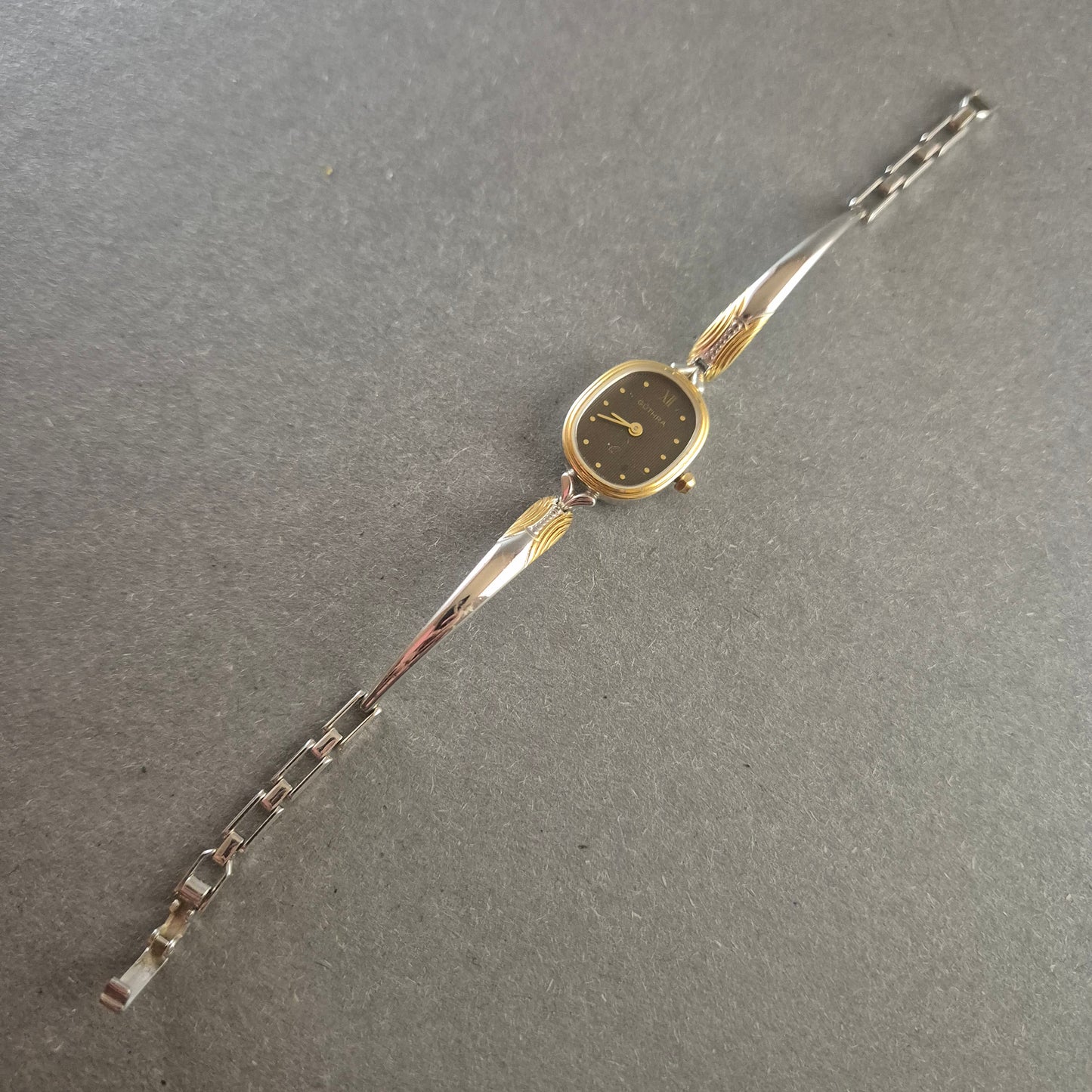 Elegante Guthra Damenarmbanduhr – Klassischer Vintage-Charme