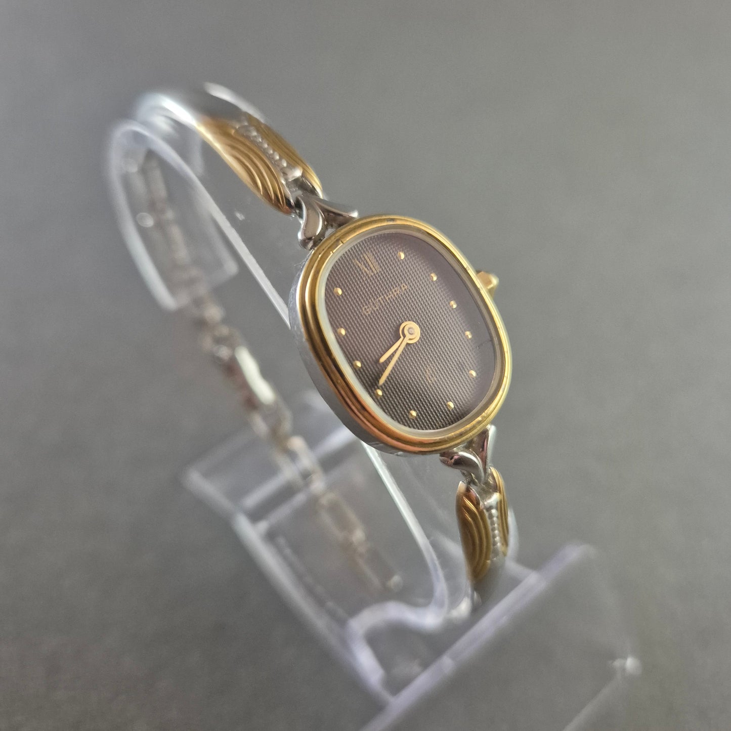 Elegante Guthra Damenarmbanduhr – Klassischer Vintage-Charme