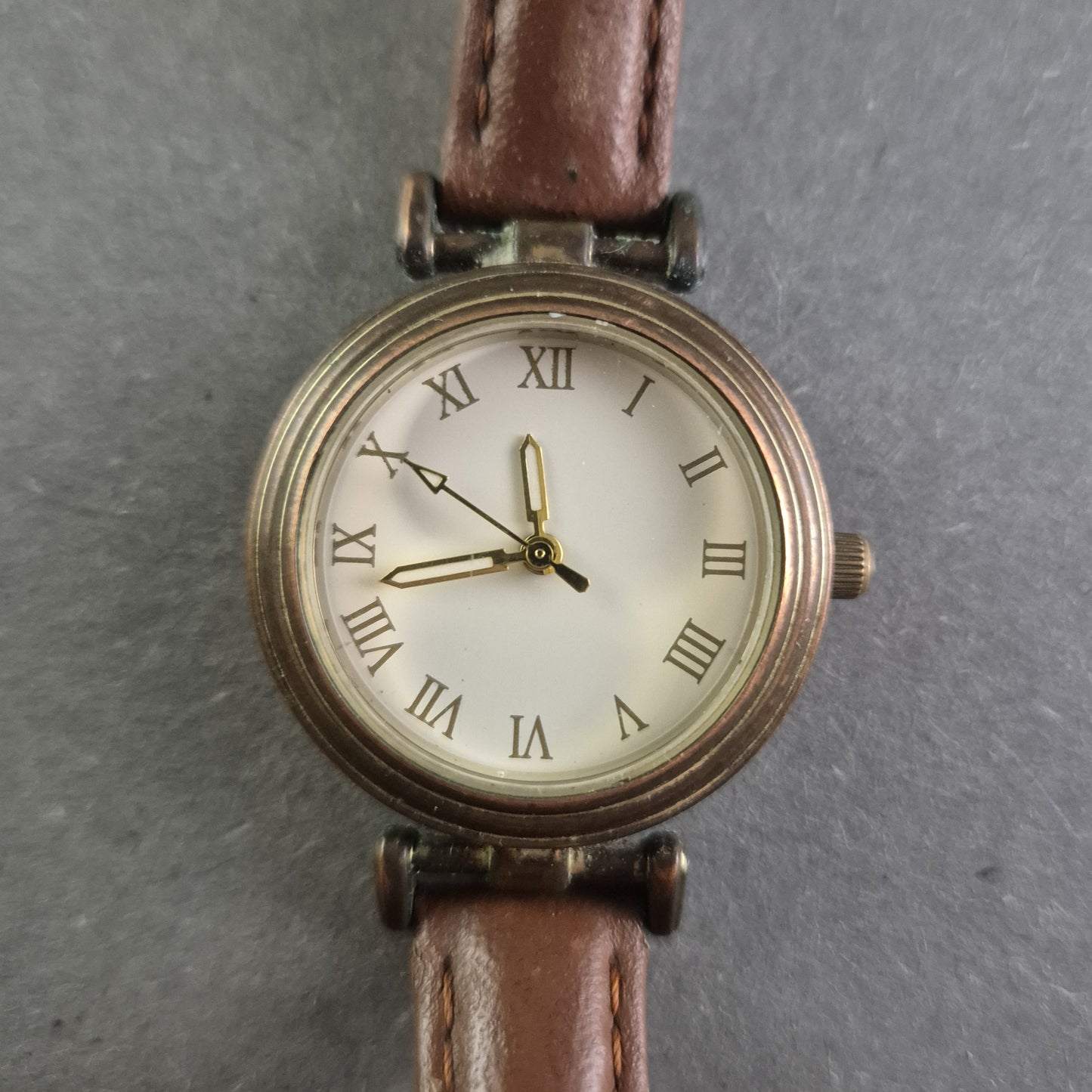 Klassische Damenarmbanduhr „Eternal Love“ – Vintage-Charme mit Lederarmband