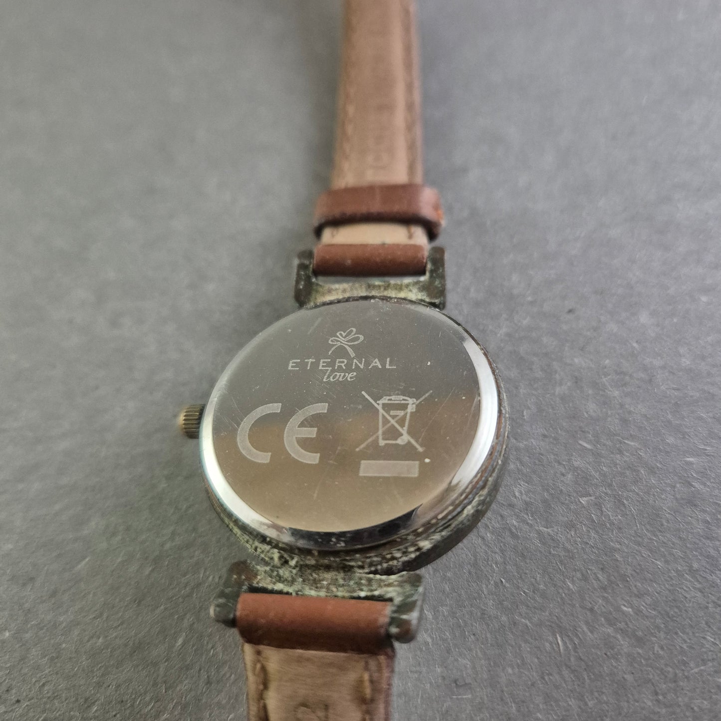 Klassische Damenarmbanduhr „Eternal Love“ – Vintage-Charme mit Lederarmband