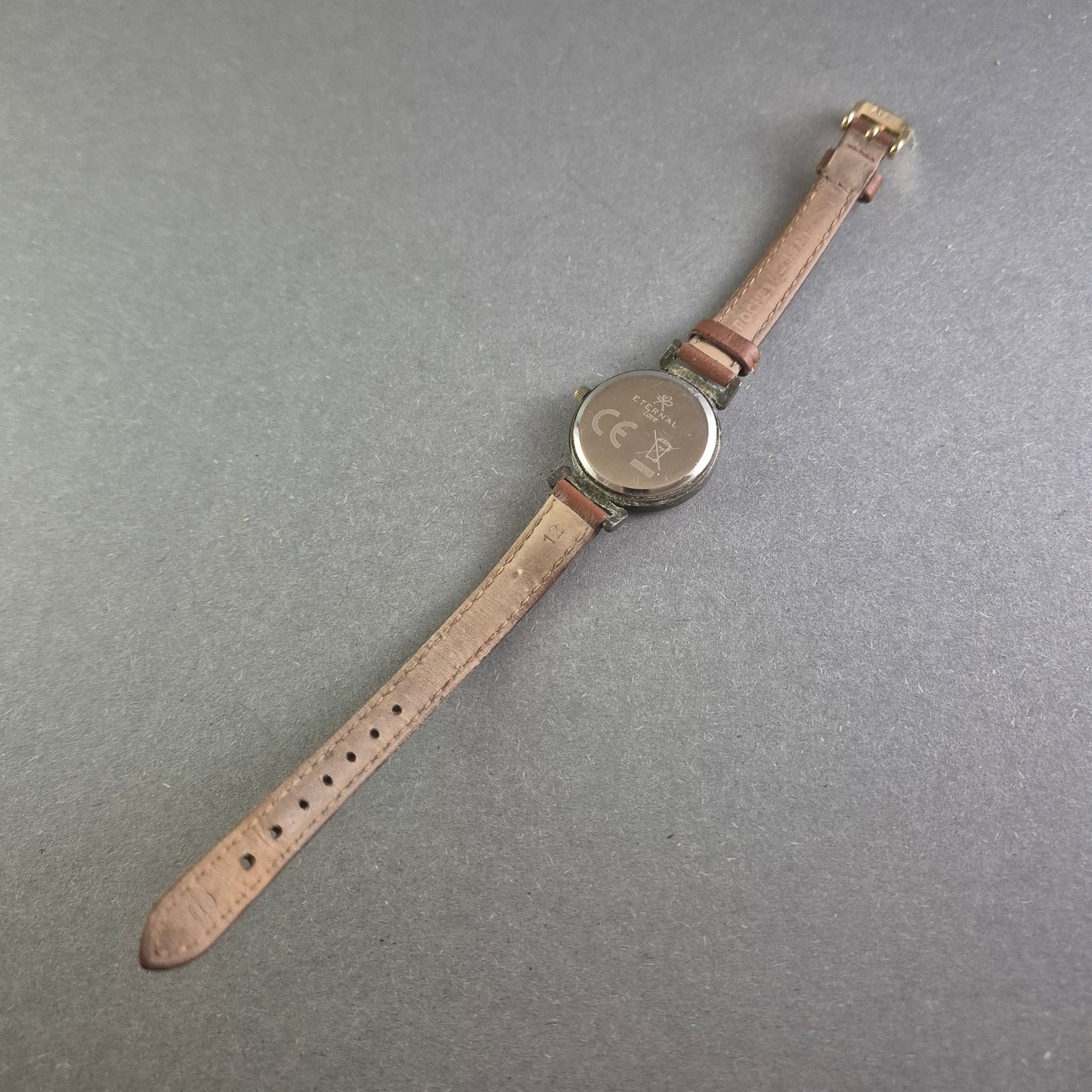 Klassische Damenarmbanduhr „Eternal Love“ – Vintage-Charme mit Lederarmband