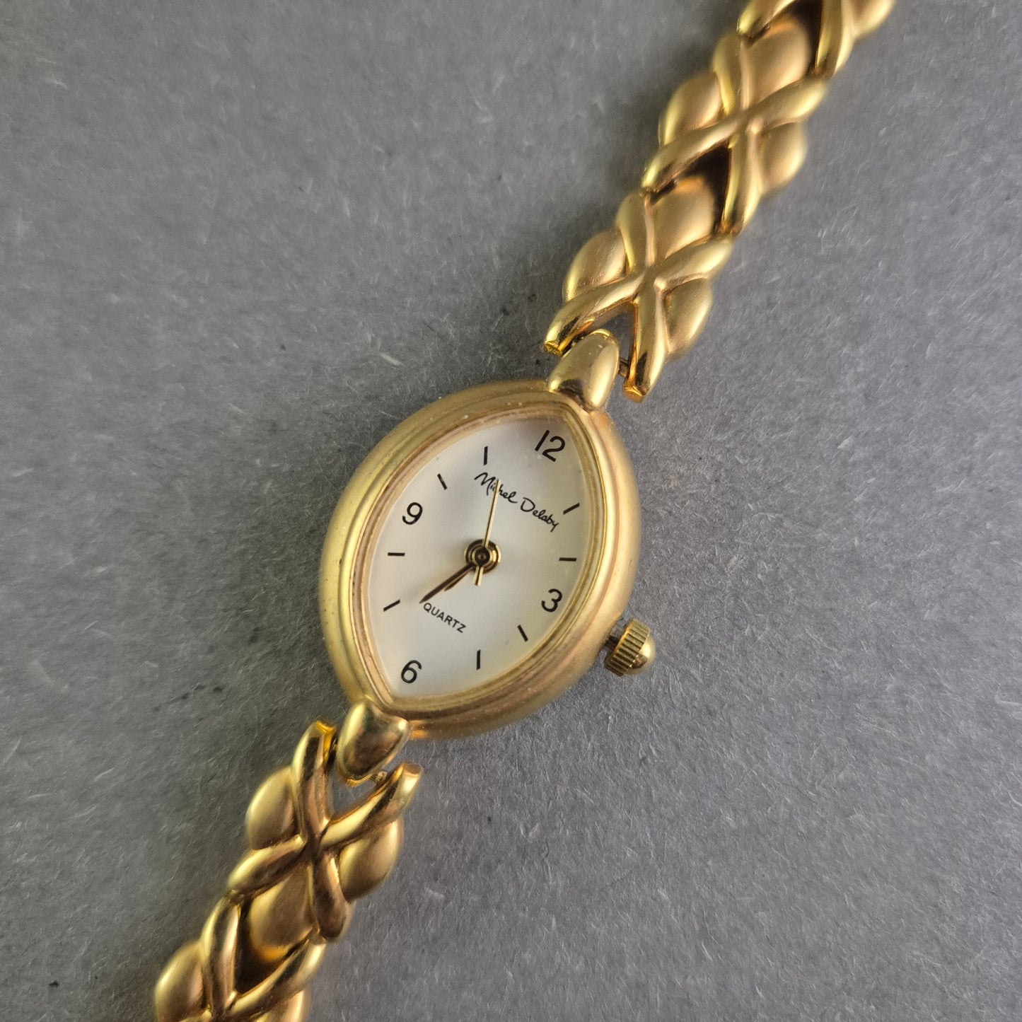 Elegante Damenarmbanduhr „Michel Delon“ – Goldfarbenes Design mit Quarzwerk